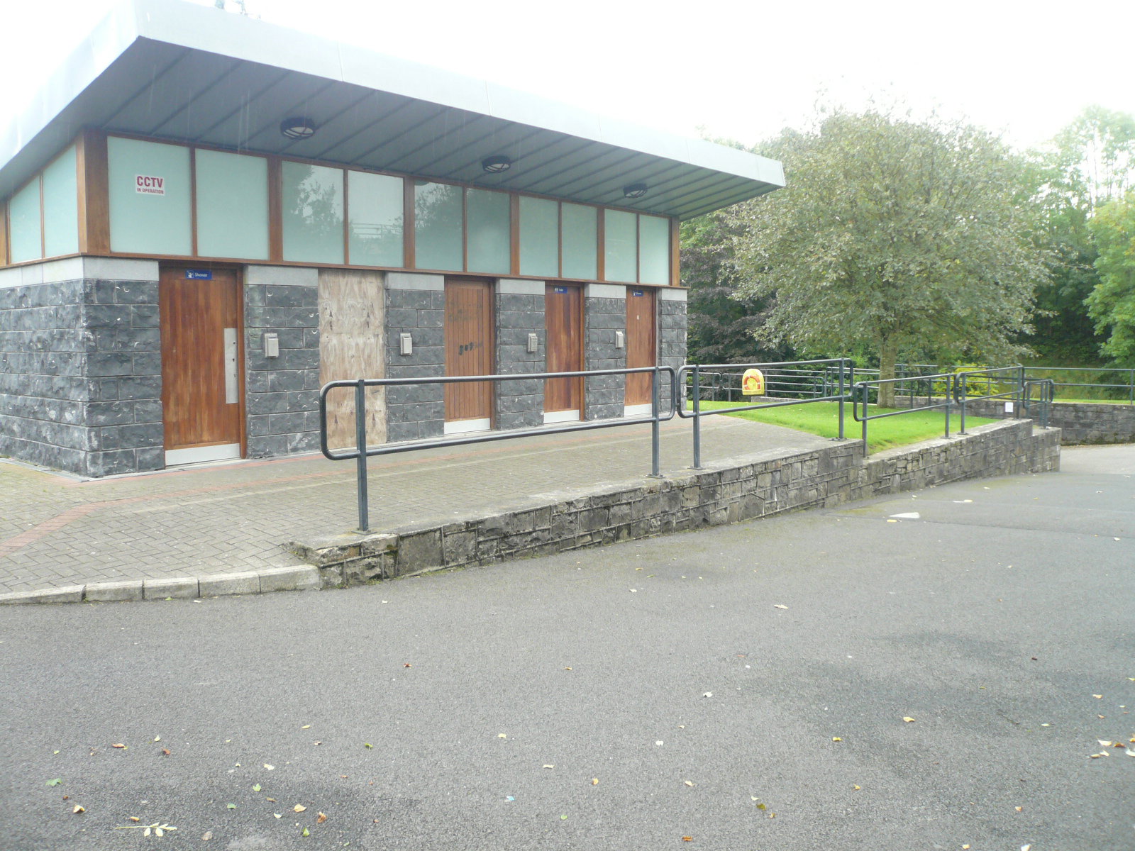2016 09 Royal Canal Enfield Harbour, new toilet and shower block for visiting boats