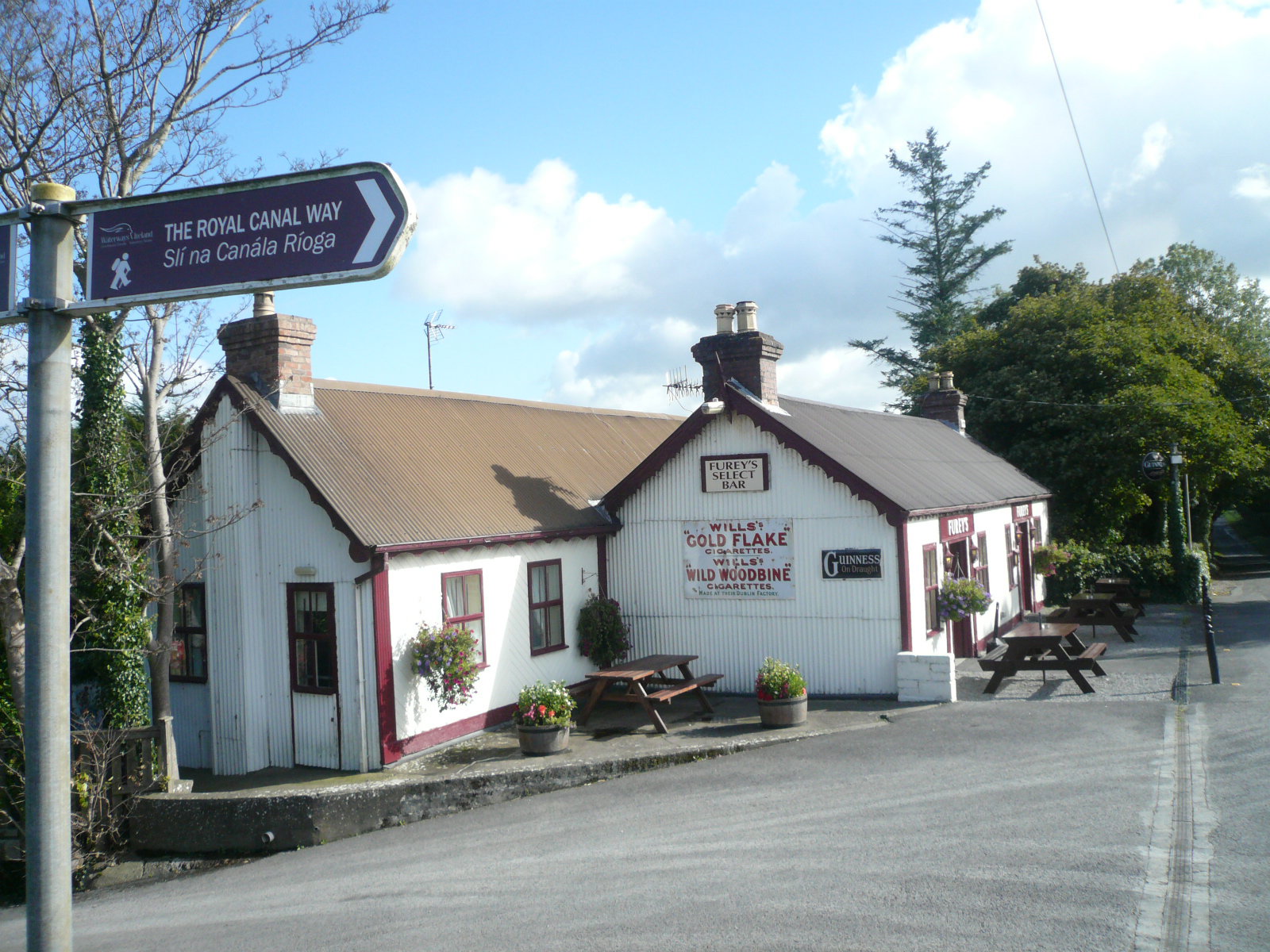 2016 09 Royal Canal Moyvalley, Fureys pub and restaurant