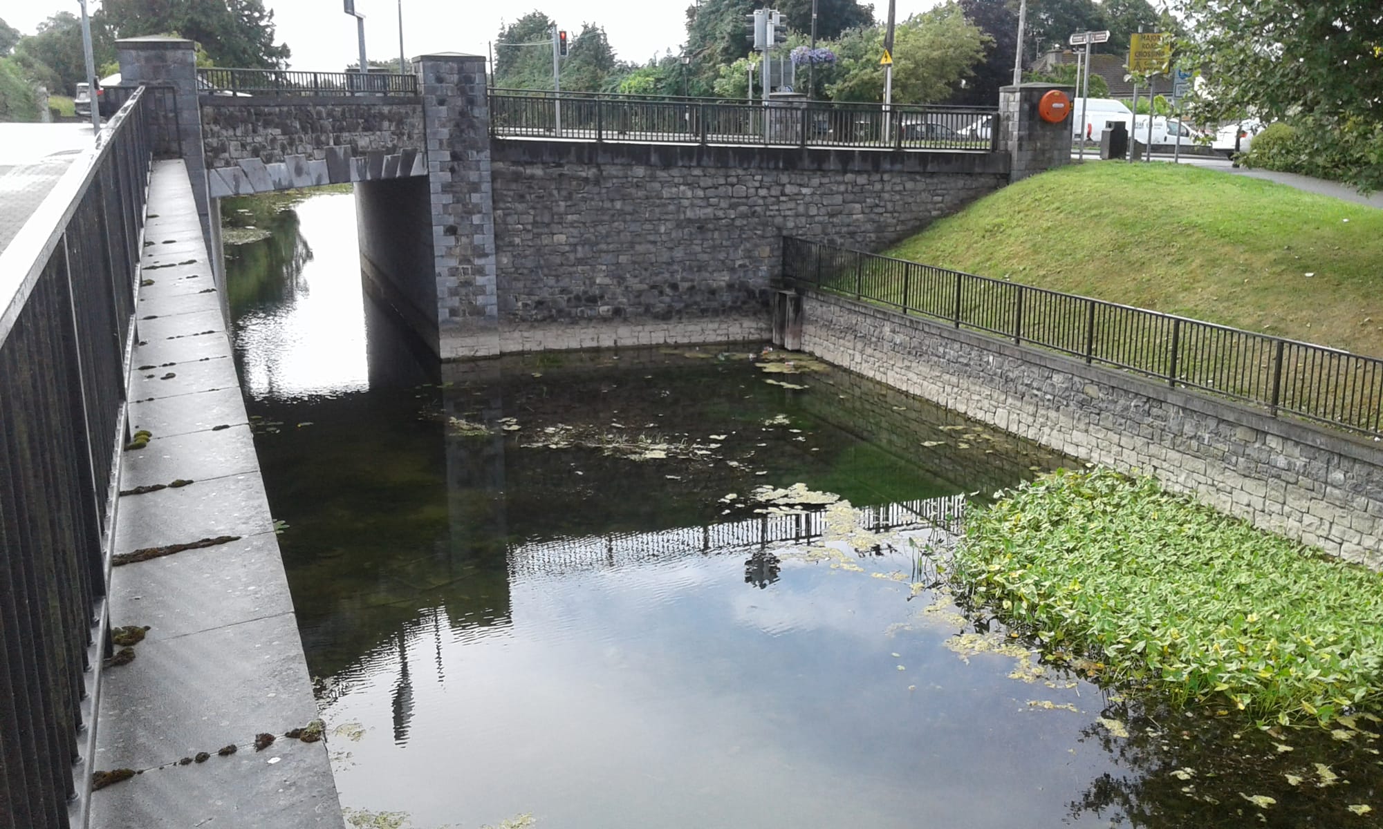 2018 08 20th Royal Canal Mullingar, bridge allows only small boats to navigate