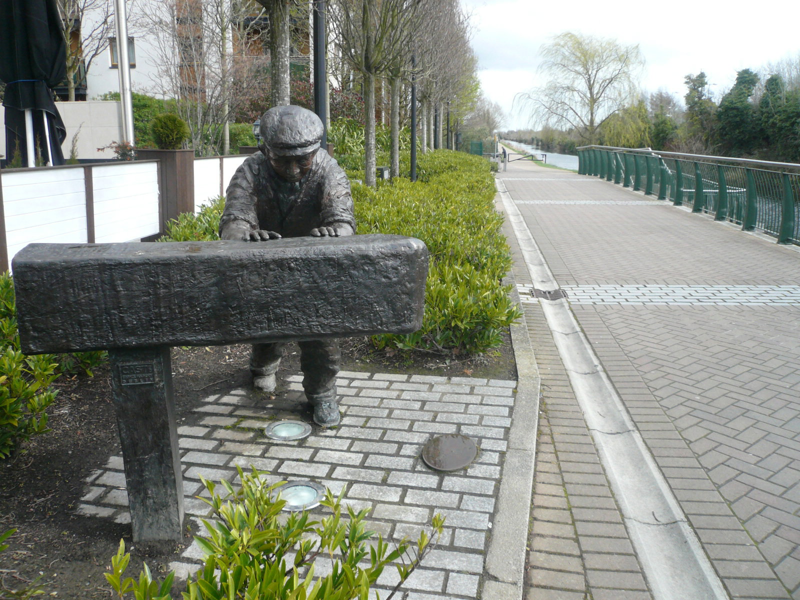 2016 04 Royal Canal Dublin Ashtown Lock 10 canal  memorial by Castlethorn Construction