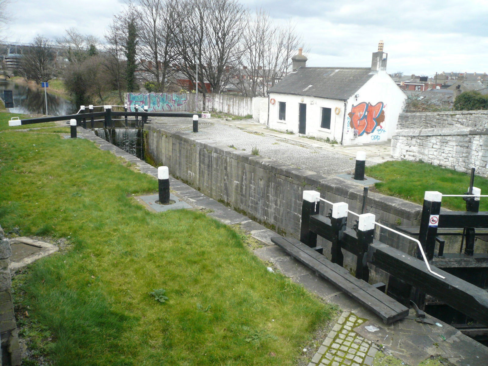 2016 04 Royal Canal Dublin Lock No.1, North Strand, original lock keepers cottage