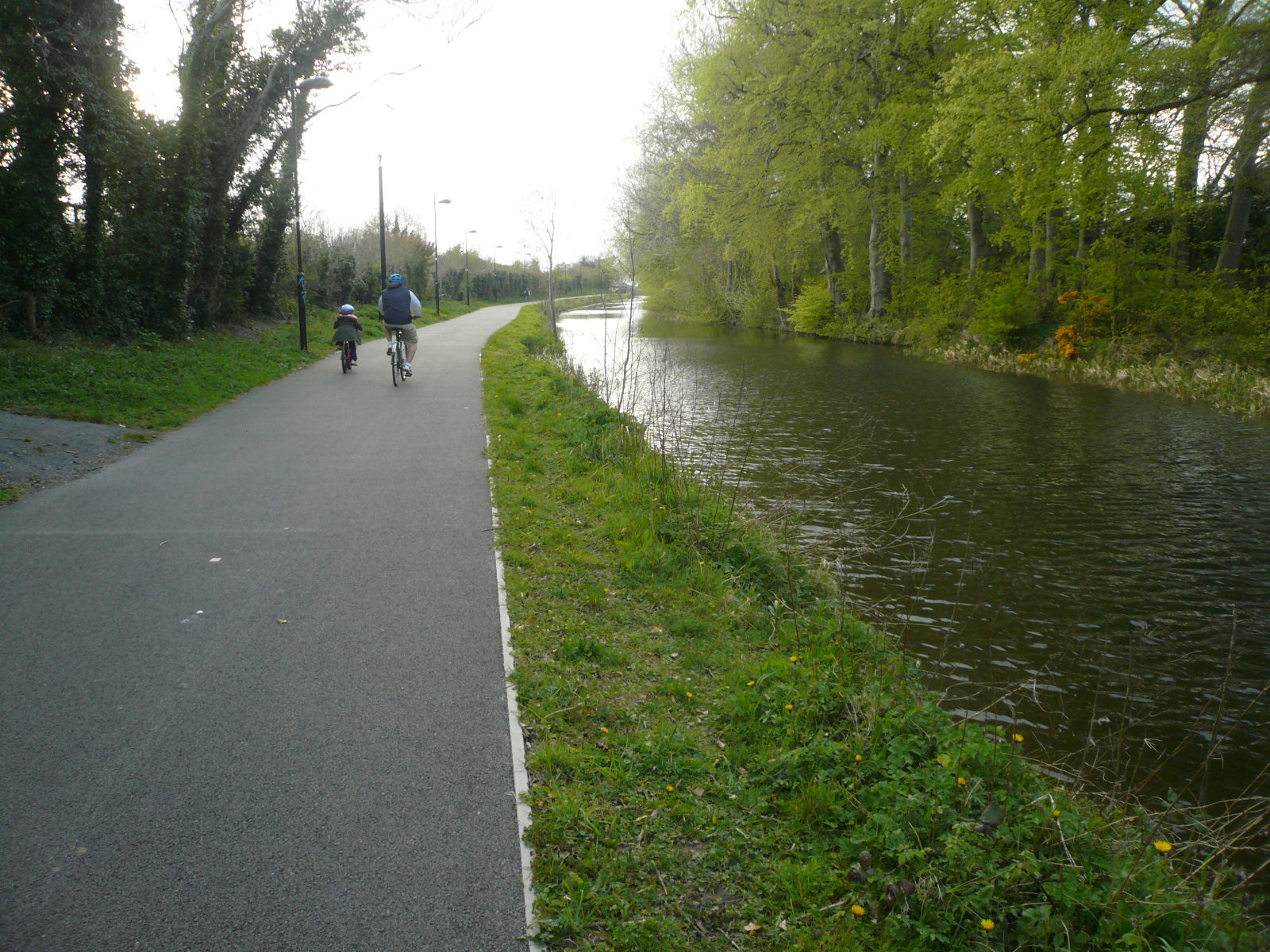 2016 07 Royal Canal Dublin Ashtown, lock 10, greenway for cycling to Longford