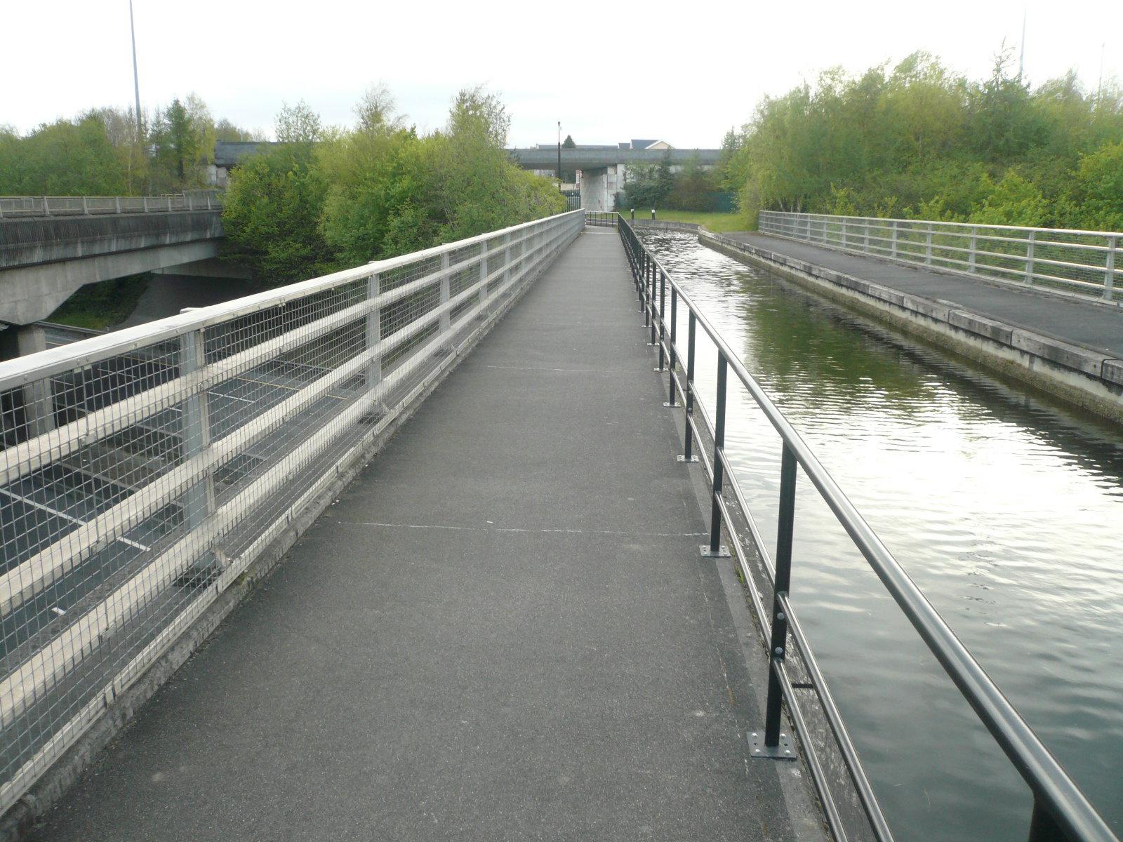 2016 07 Royal Canal Dublin, aqueduct crosses M50 near lock 12