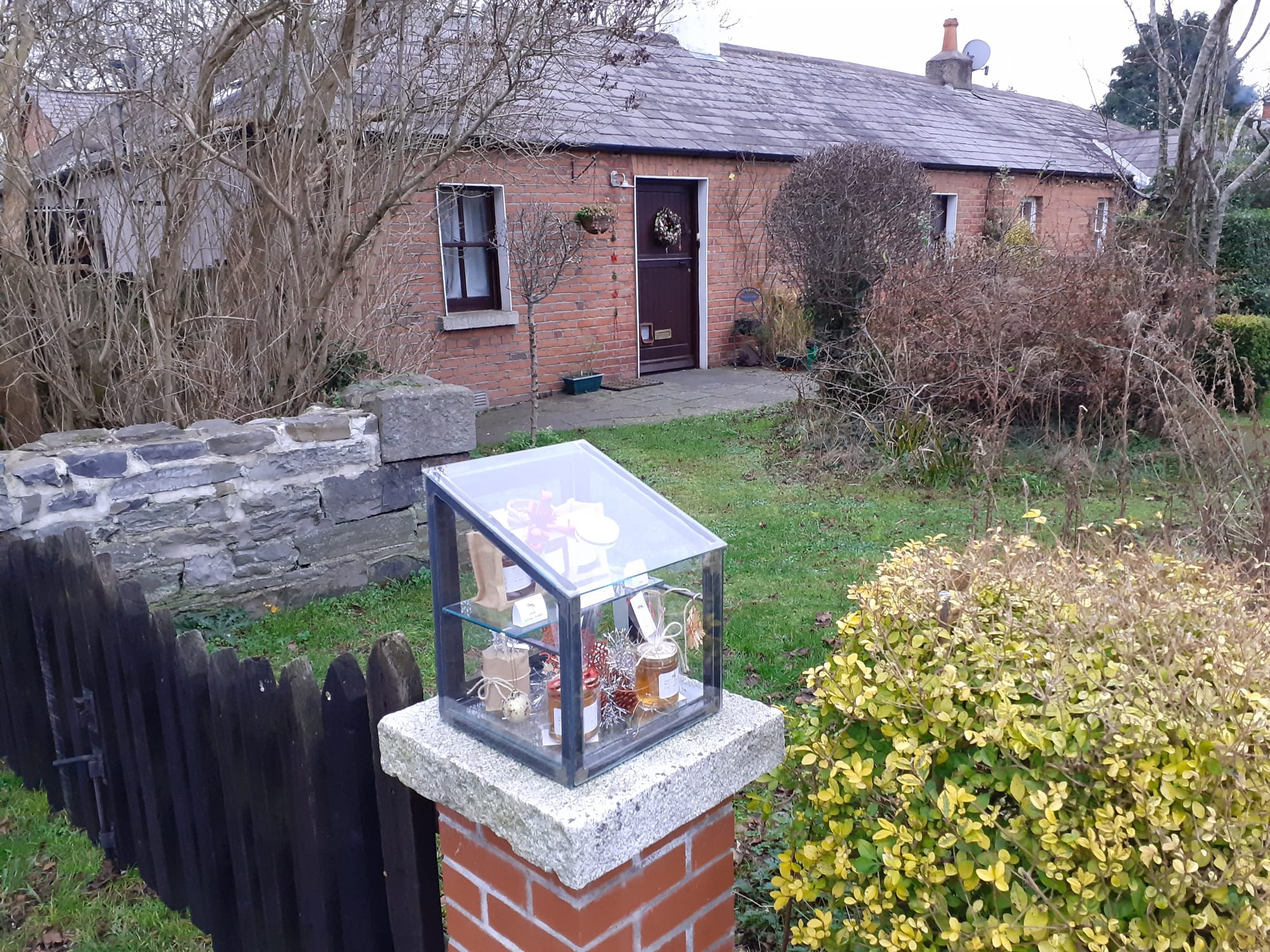 2019 12 30th Royal Canal Dublin Lock5 Nessas Honey cottage