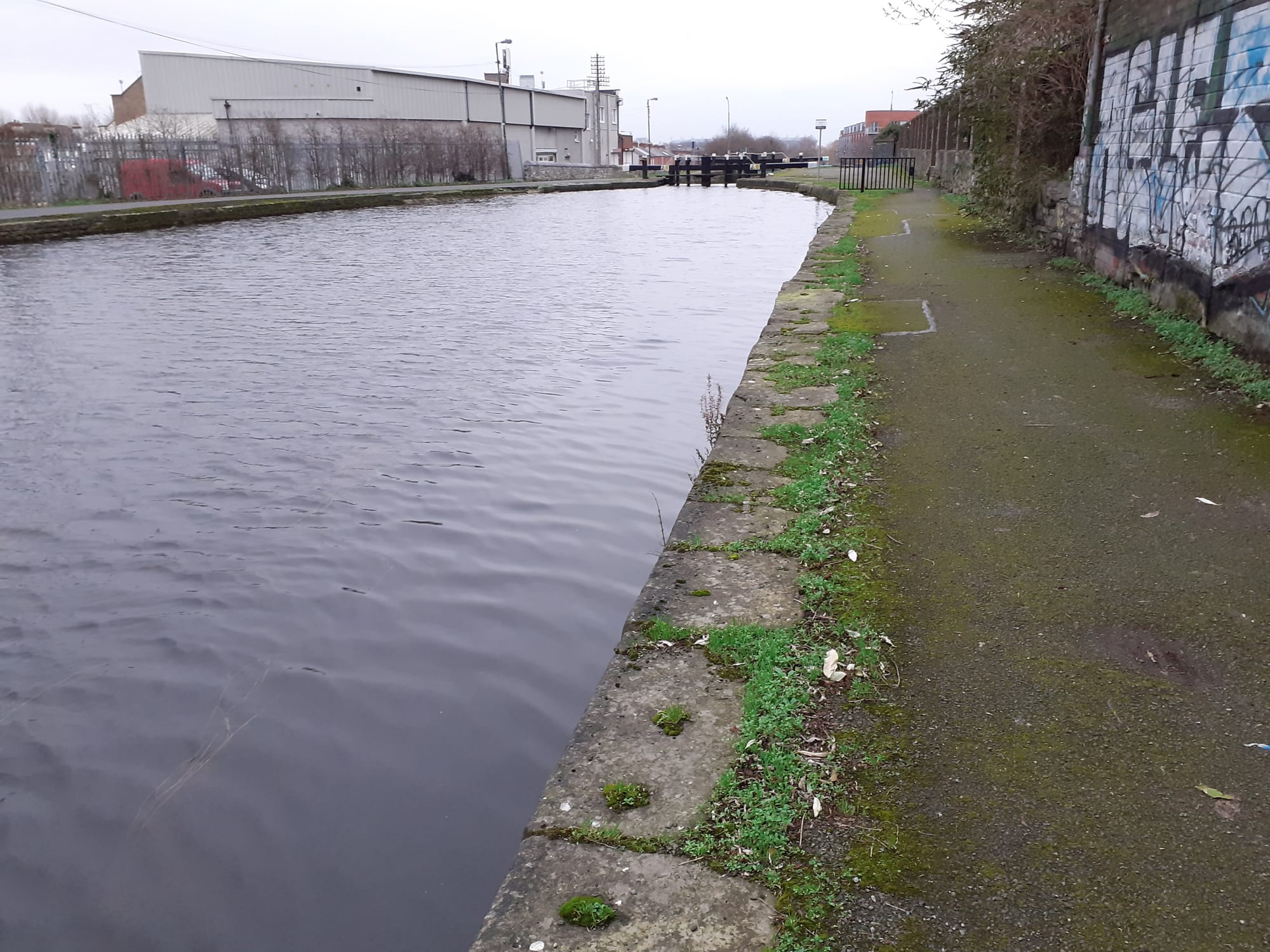 2019 12 Royal Canal Dublin Lock5 Phibsboro, no mooring posts, boats not welcome