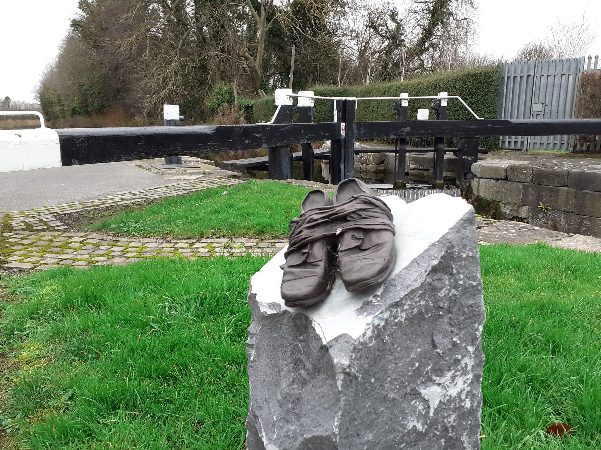 2019 12 Royal Canal Dublin Lock10 Ashtown famine memorial