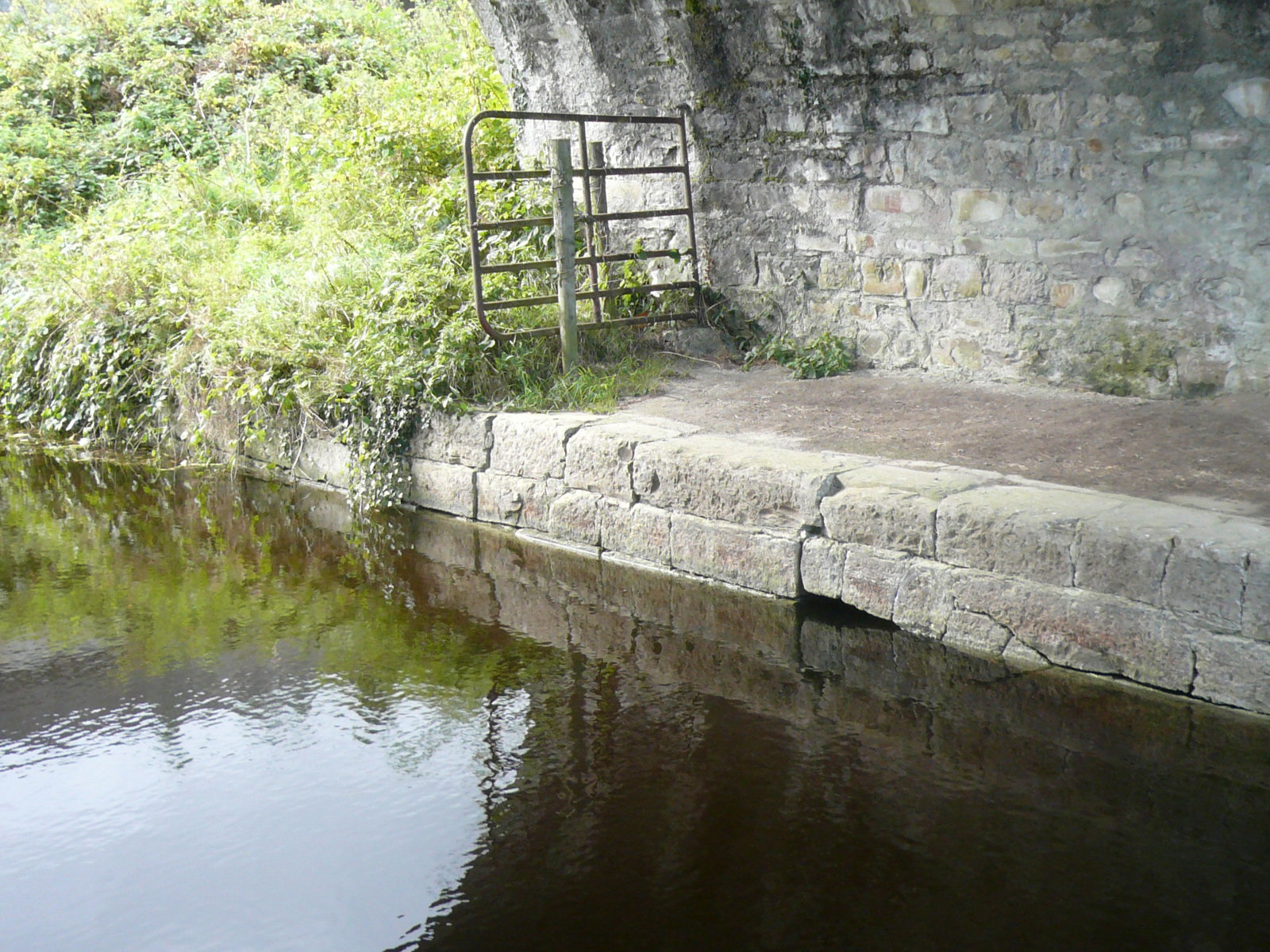 2016 09 Royal Canal Enfield Harbour, towpath privatised