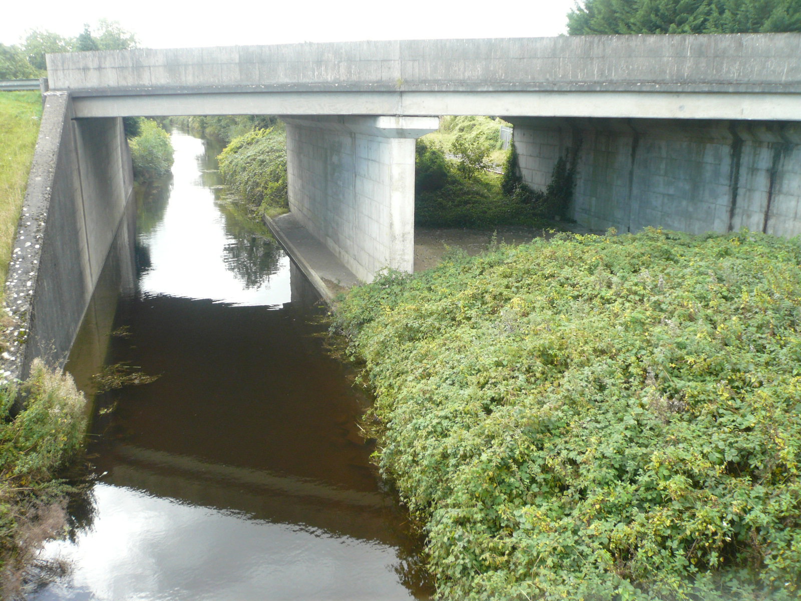 2016 09 Royal Canal Enfield Harbour, bridge allows for future towpath