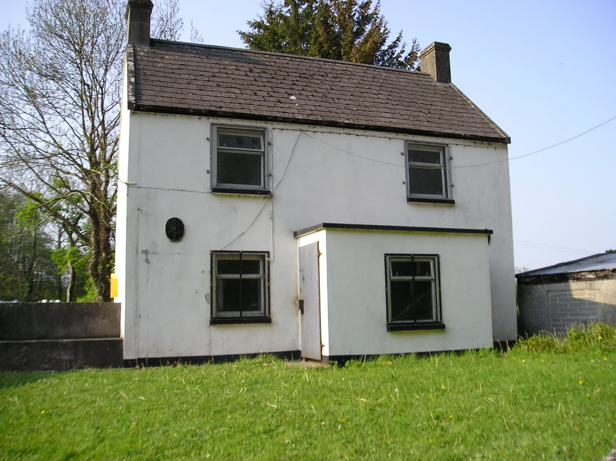 2011 05 River Barrow Clashganny, lock keepers house, now vacant
