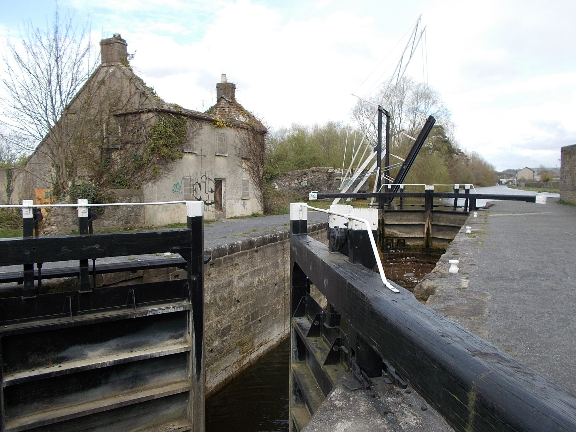 2015 04 River Barrow, Bagnelstown, lock and lifting bridge