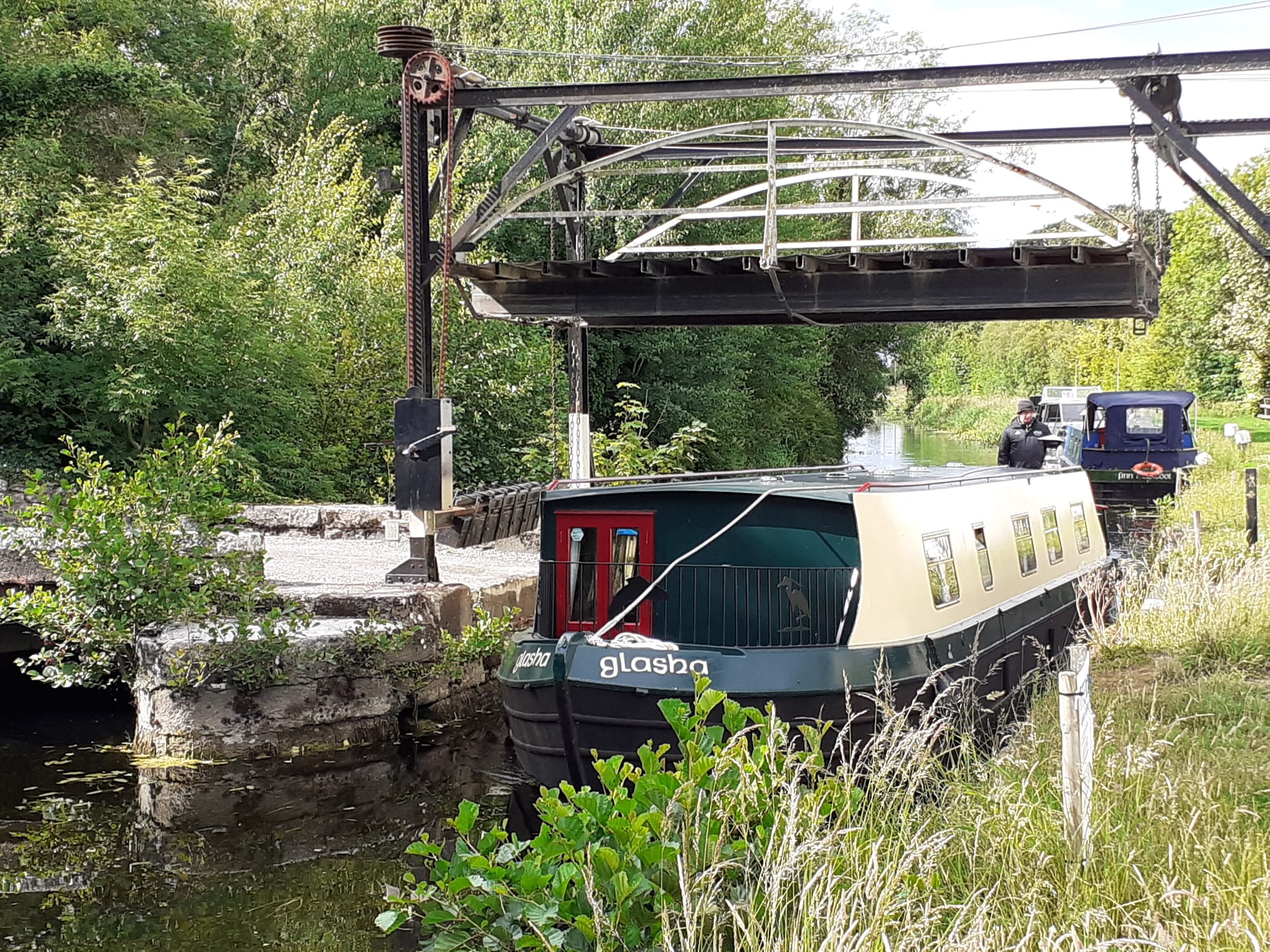 2020 06 27th River Barrow Levitstown, Barrowline hire boat passes under the lifting bridge