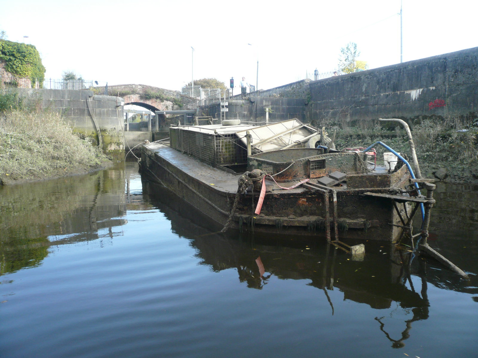 2016 10 River Shannon, Limerick Canal, West Lock, barge 32E, tide rising