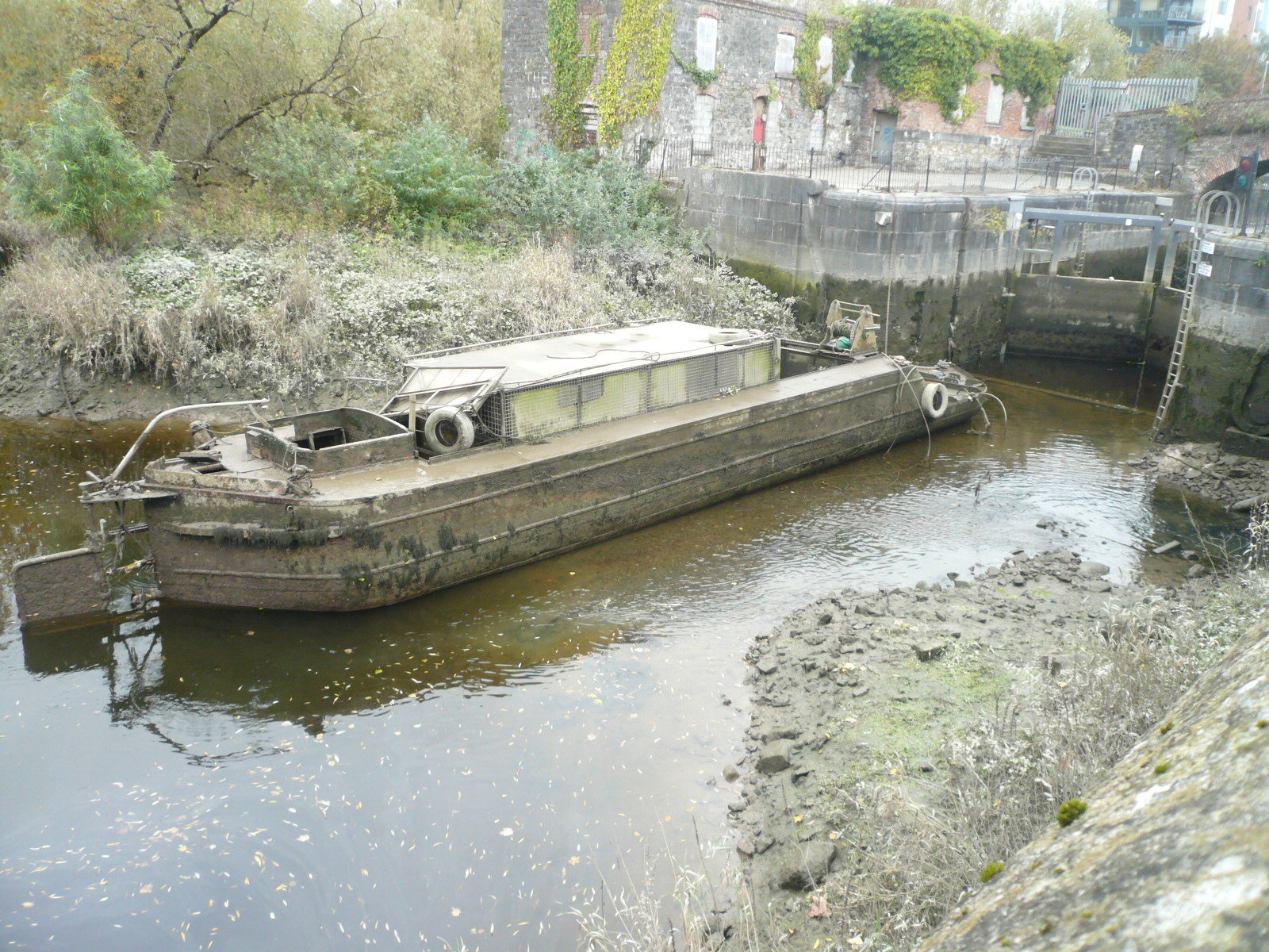 2016 10 River Shannon, Limerick Canal, West Lock, barge 32E, tide rising