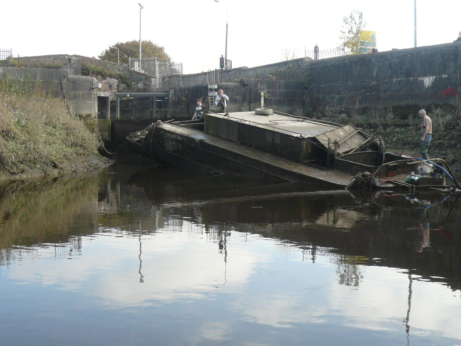 2016 10 River Shannon, Limerick Canal, West Lock, barge 32E, tide rising