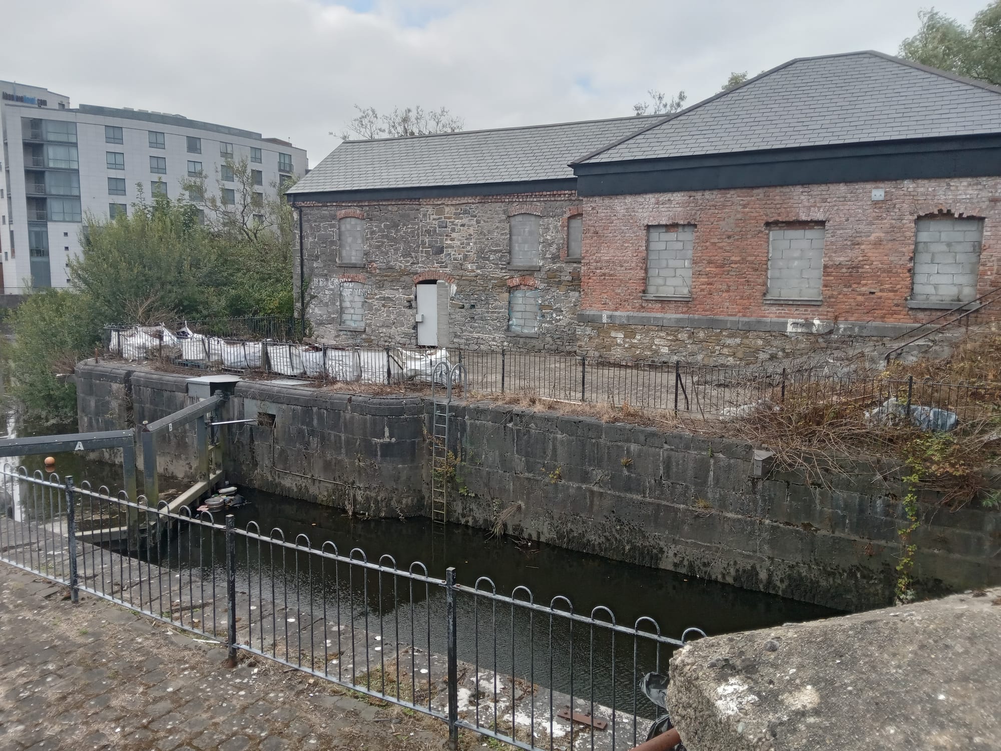 2025 08 07th River Shannon Limerick, Limerick Canal, Lock House at west end