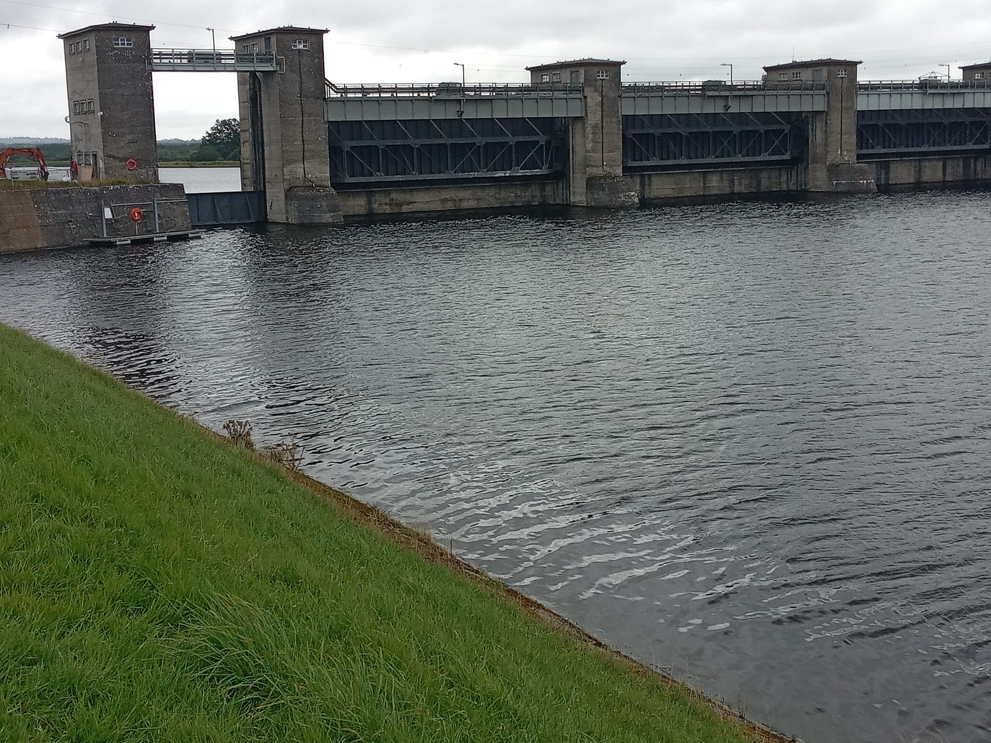 1929 06 River Shannon, Ardnacrusha hydroelectric power station, Parteen weir, guillotine lock gate tower