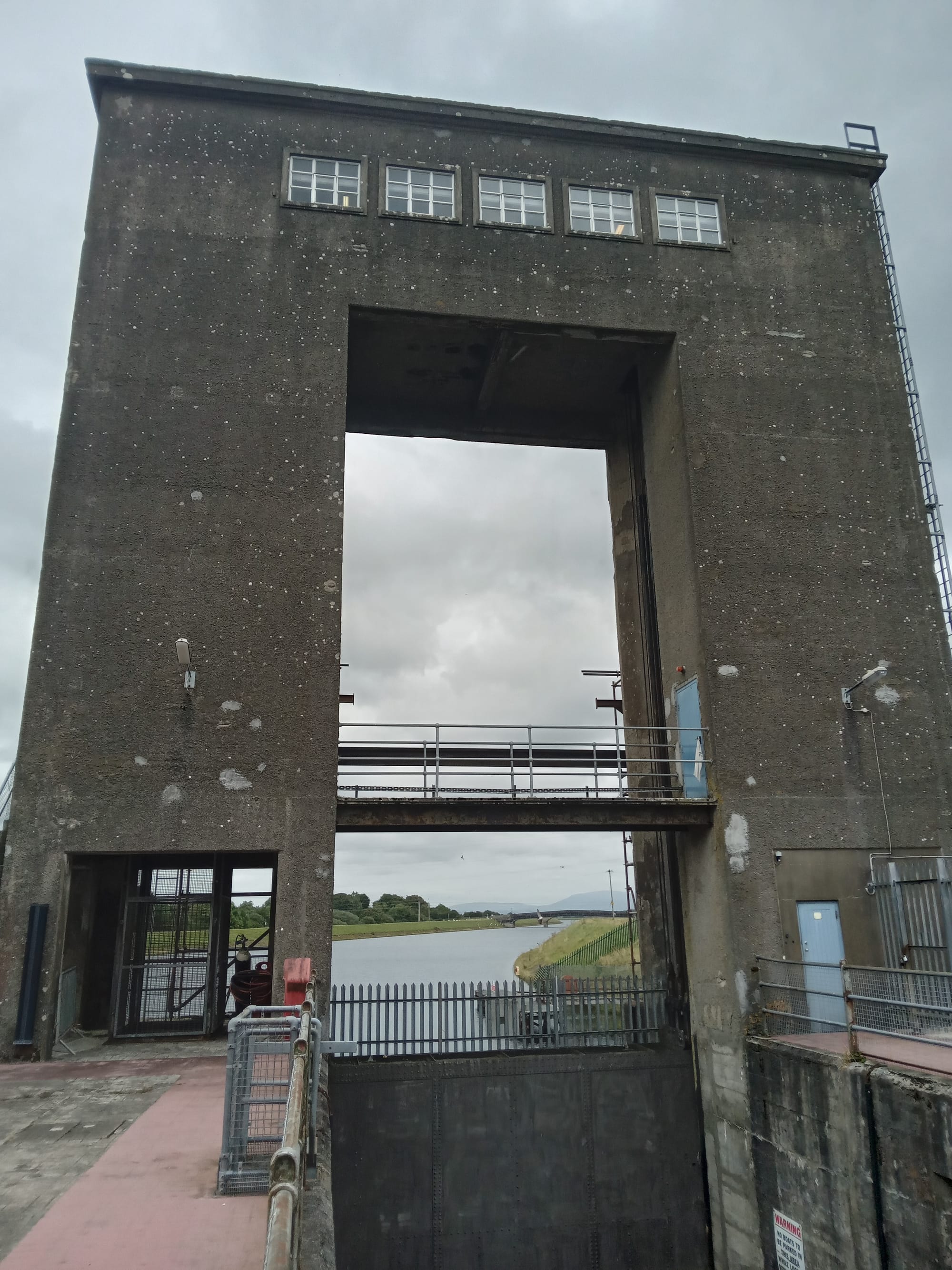 1929 06 River Shannon, Ardnacrusha hydroelectric power station, Parteen weir, guillotine lock gate tower