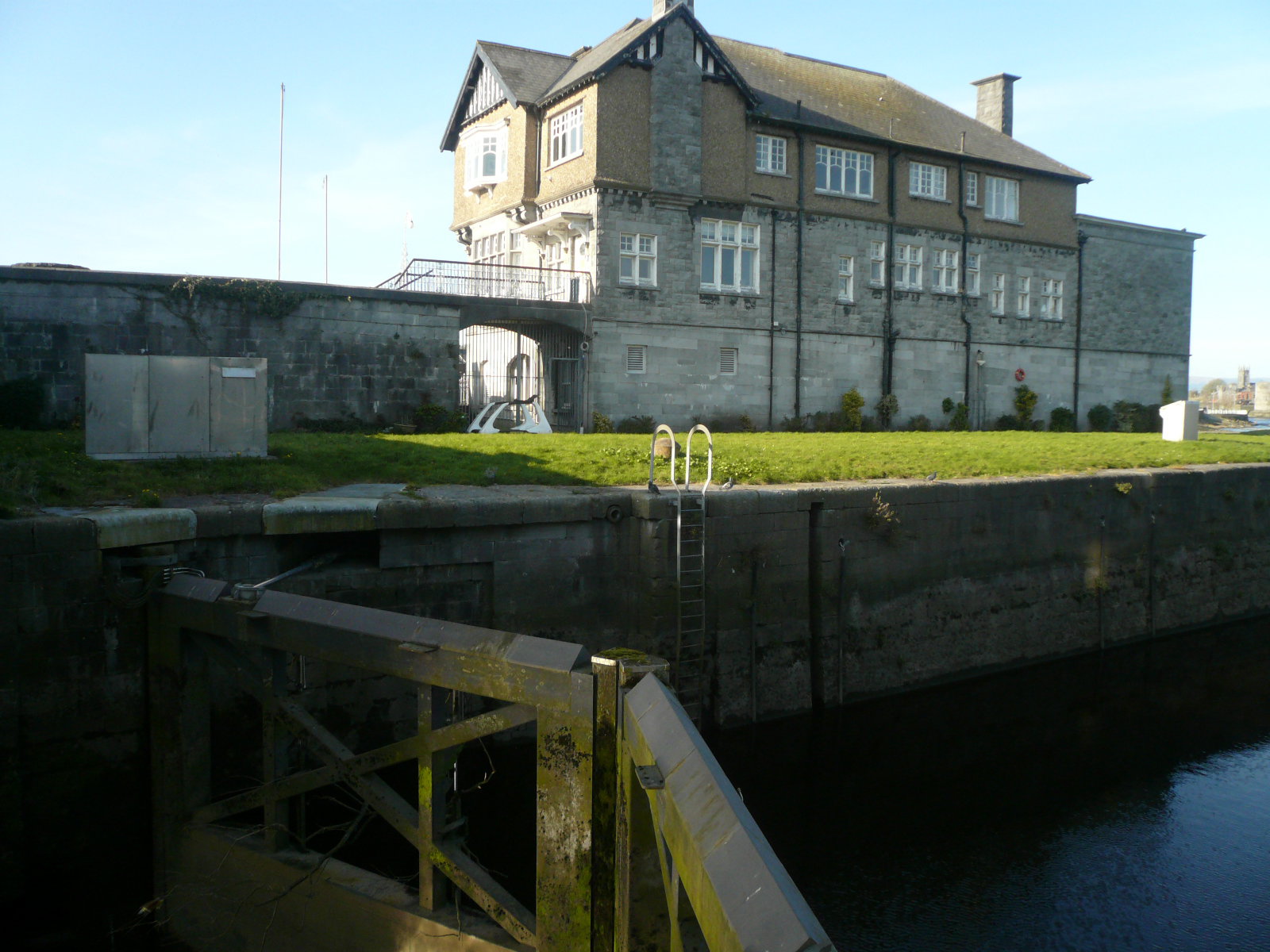 2016 04 River Shannon Limerick Sarsfield Lock, Shannon rowing Club now occupies the lockside building