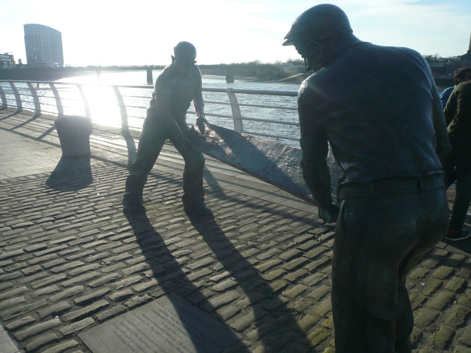 2016 10 River Shannon Limerick Docks, memorial to the Limerick dockers