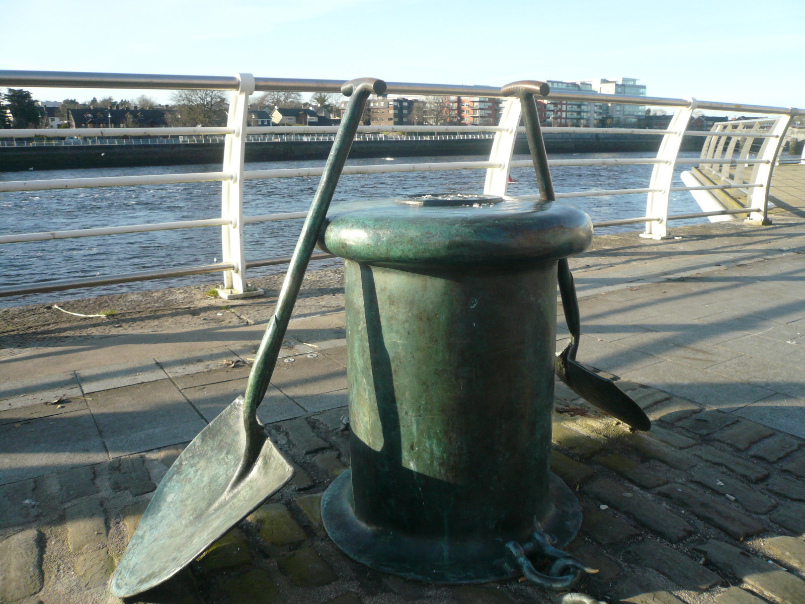 2016 10 River Shannon Limerick Docks, memorial to the Limerick dockers