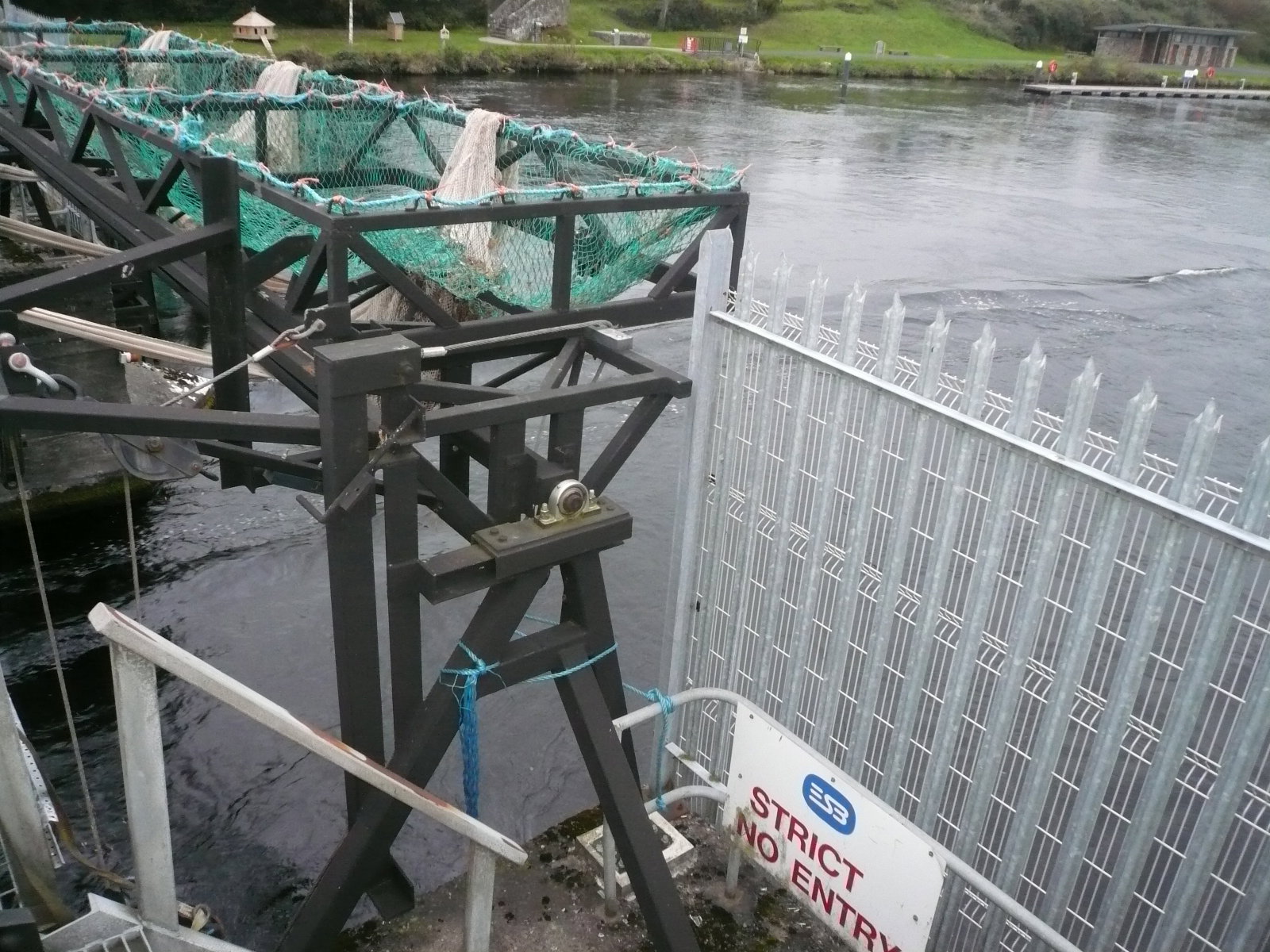 2016 10 River Shannon Killaloe, eel catcher operated seasonally by ESB fisheries