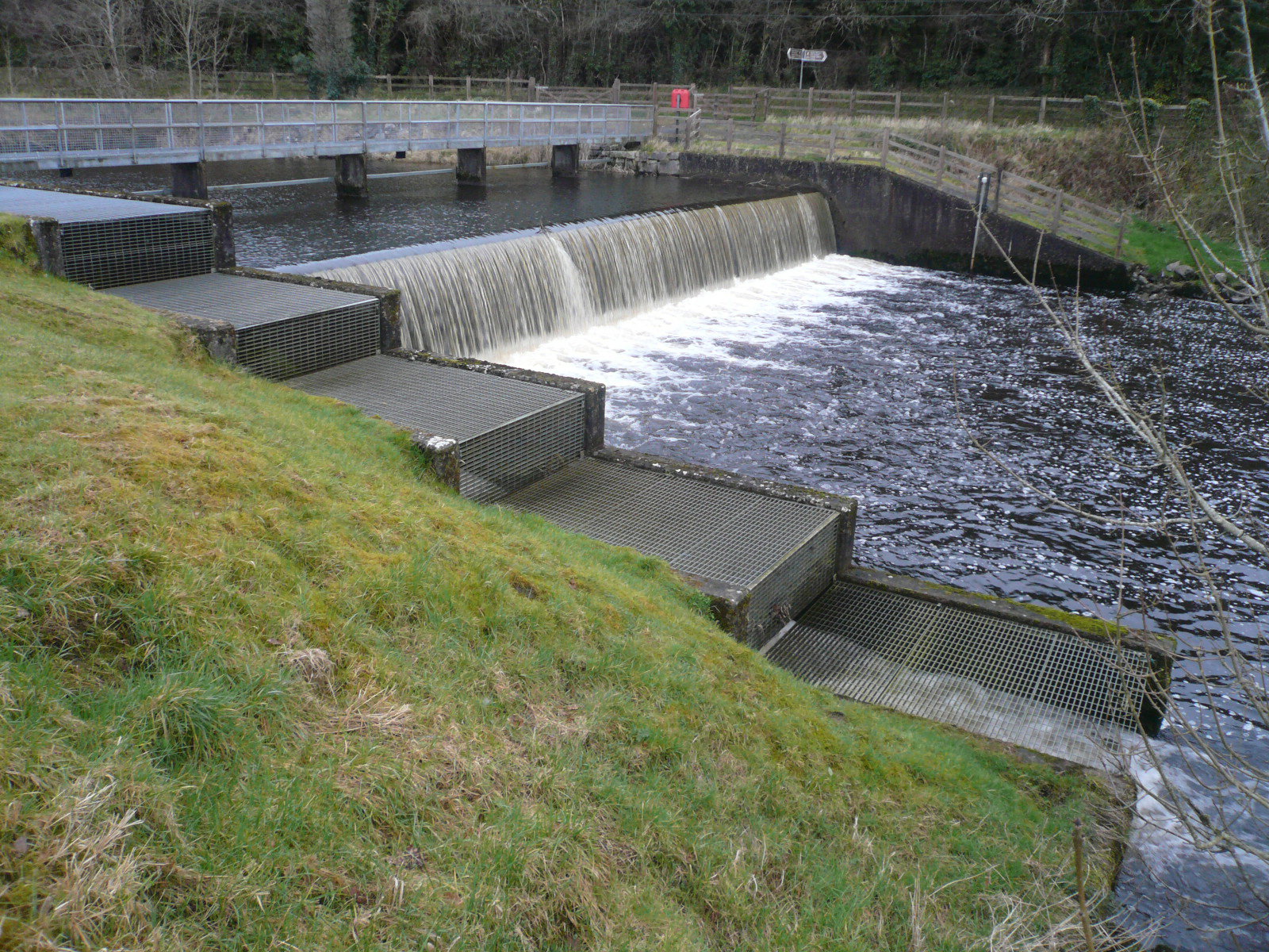 2016 04 Lough Erne Lock 7 Ballyduff, bypass weir