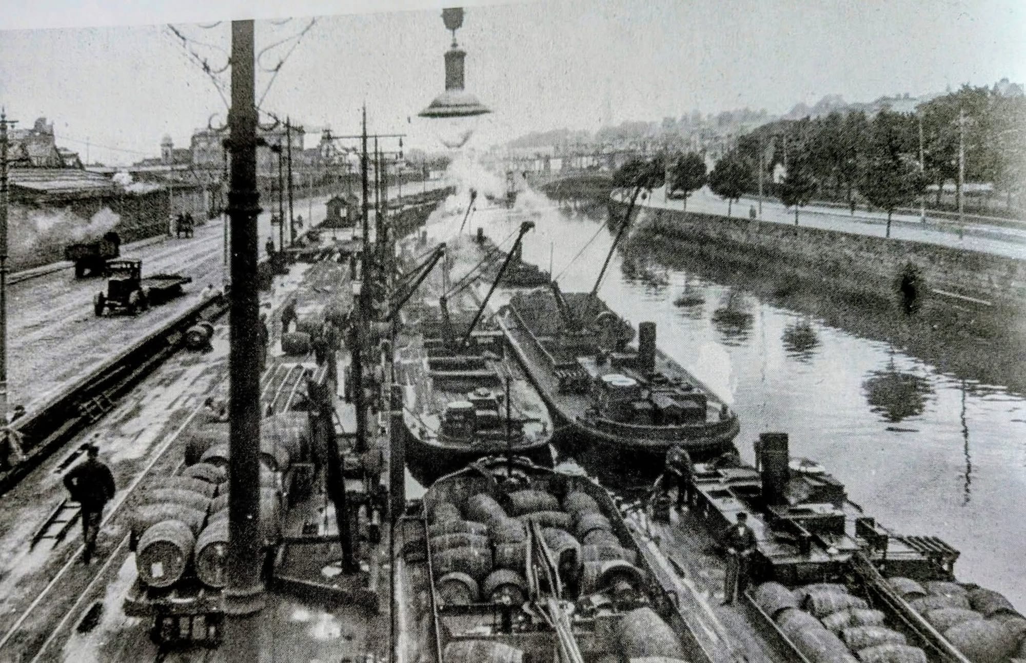 1930s River Liffey Guinness barges at Victoria Quay photo by Faceook