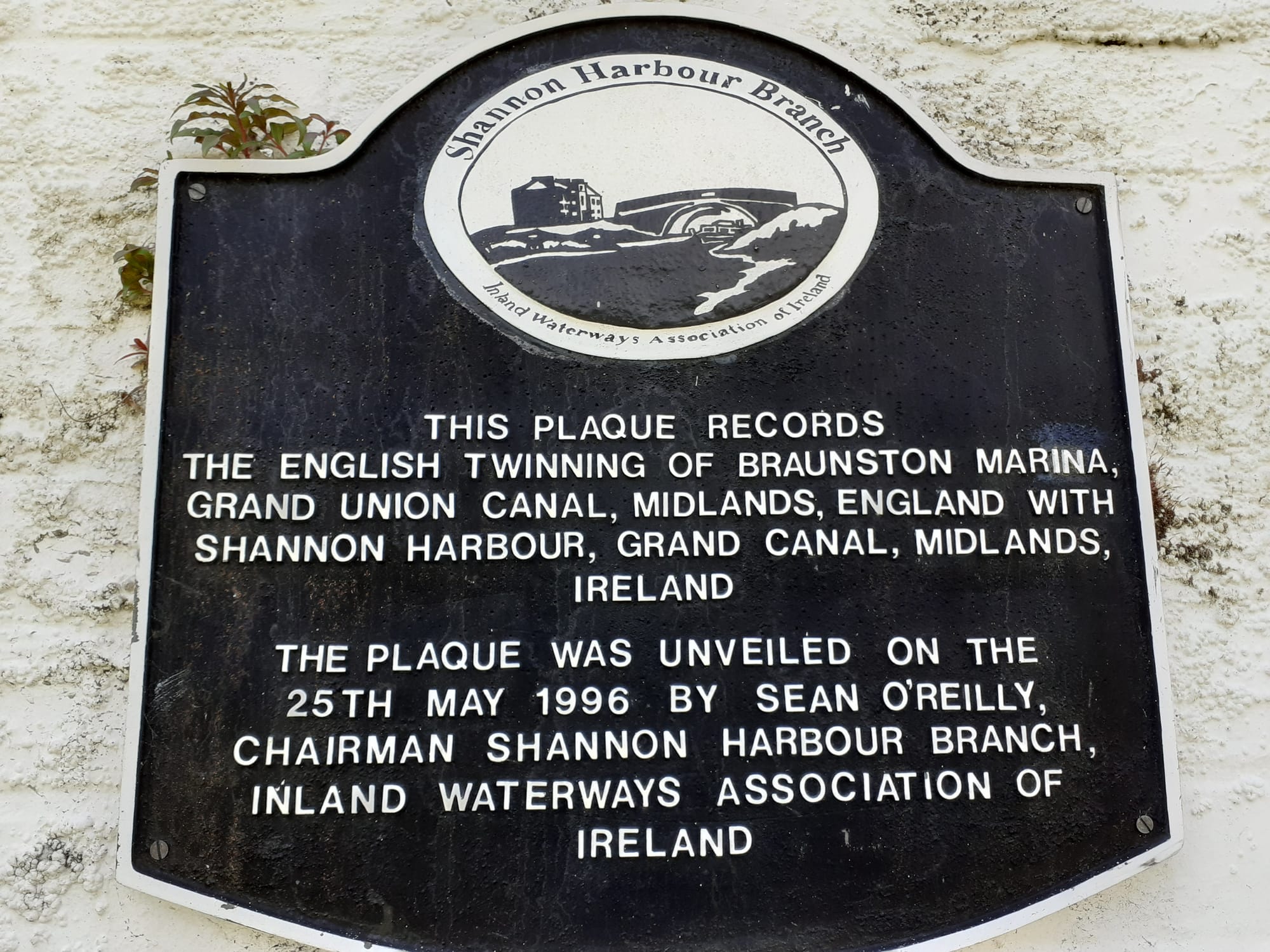 2022 05 22nd Grand Union Canal Braunston UK, wall plaque, 1996 twinning