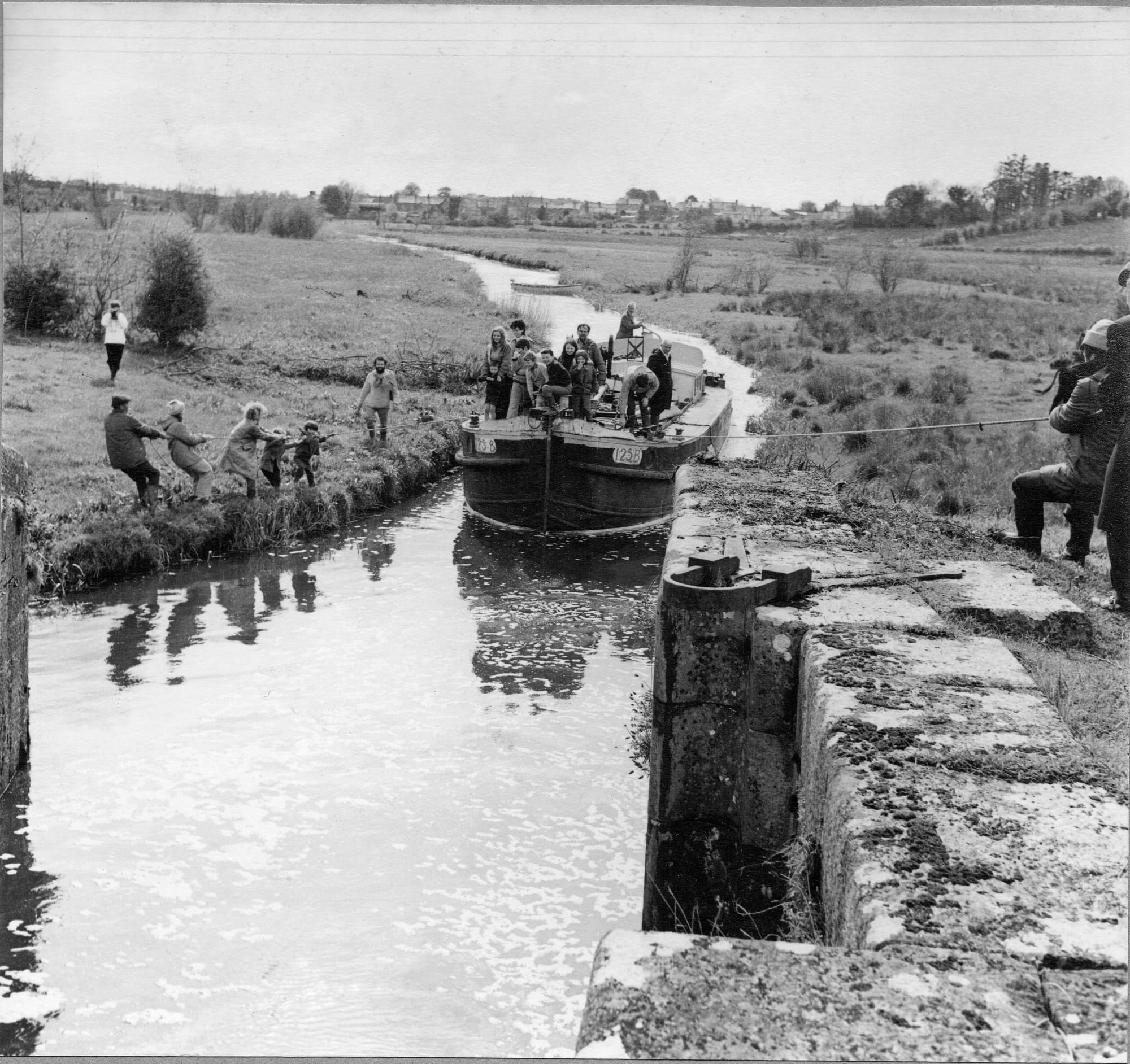 1972 05 River Shannon Leitrim barge 125B Peter Farrell forges her way into abandoned north south canal at Lock 1