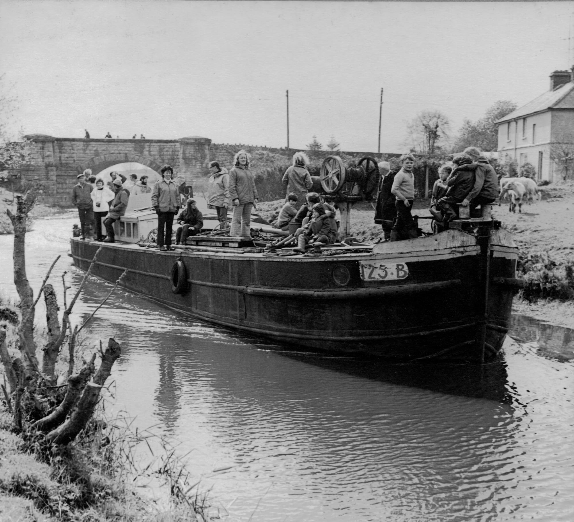 1972 05 River Shannon Leitrim barge 125B Peter Farrell forges her way into abandoned north south canal at Lock 1