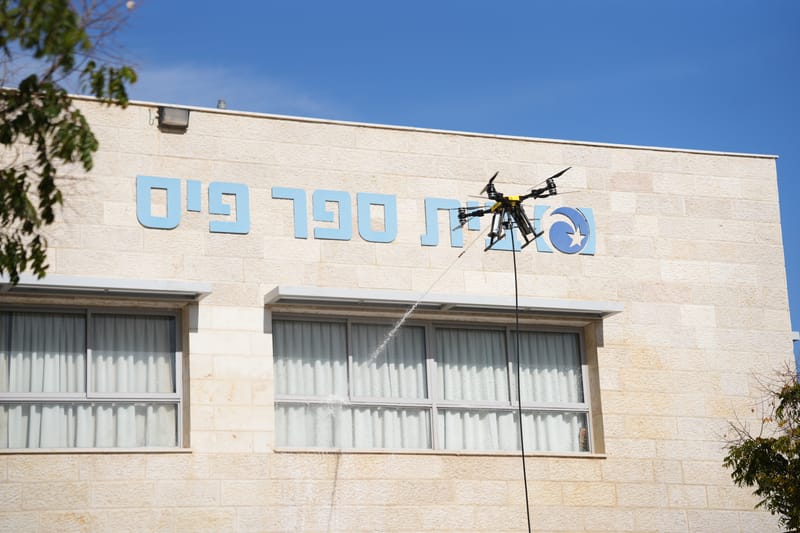 הברקת חלונות ואולם ספורט