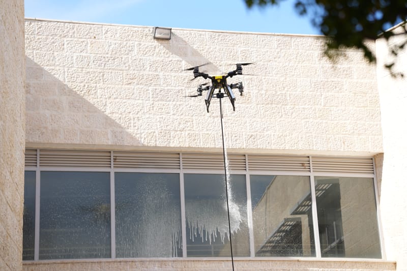 הברקת חלונות ואולם ספורט