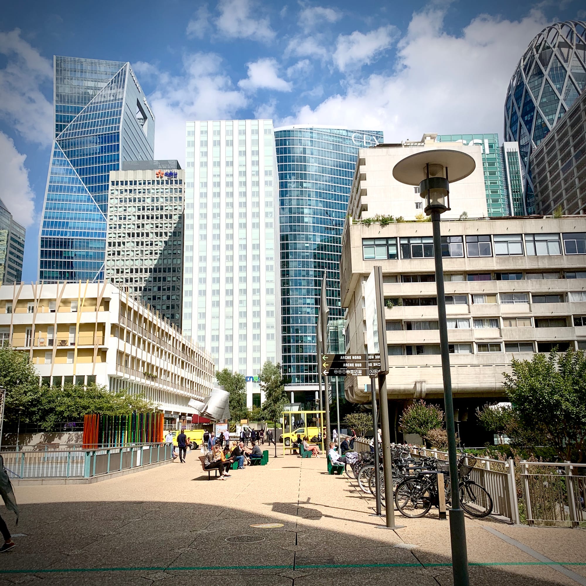 La Tour blanche, entourée de tours, ainsi qu'à sa droite la Résidence Loraine à La Défense