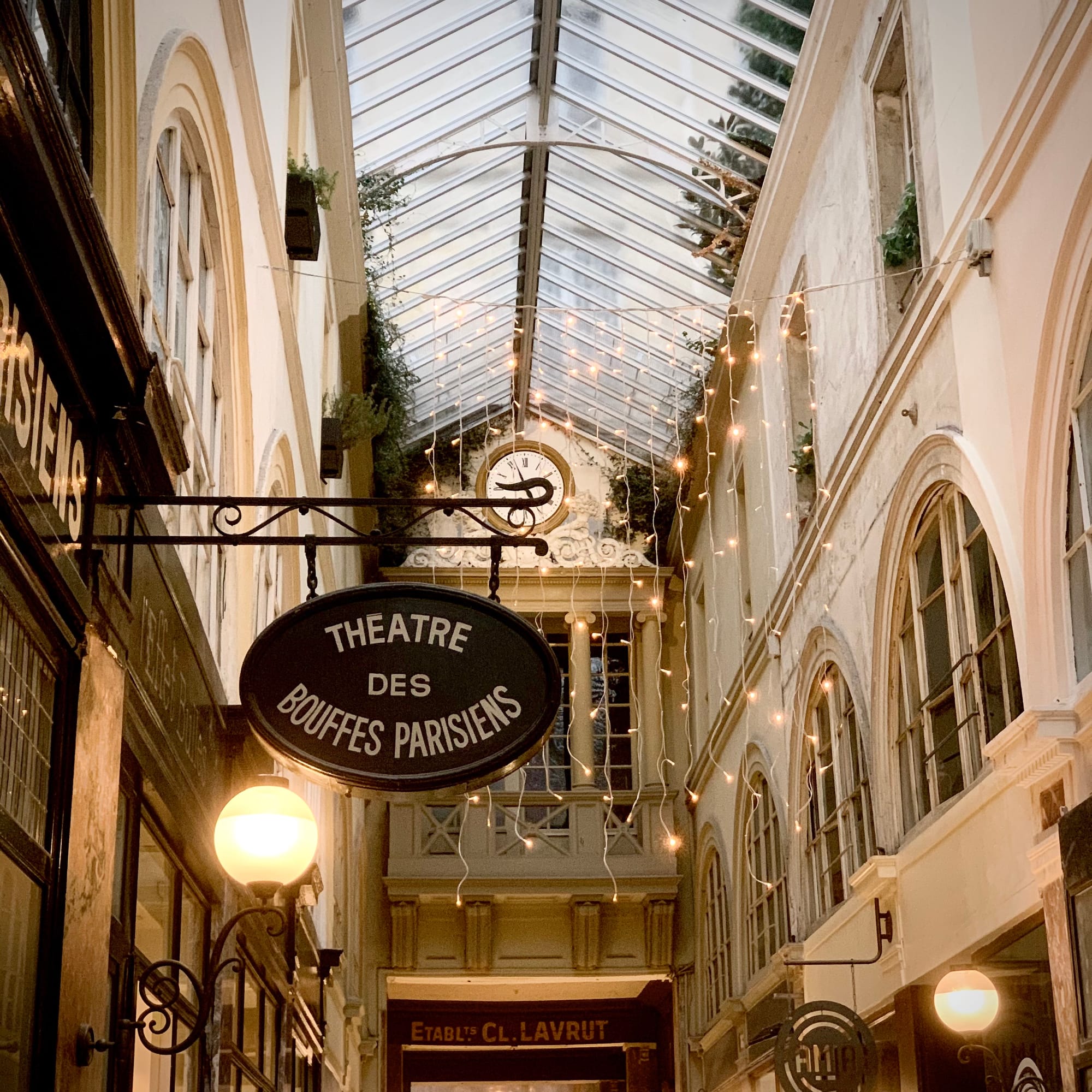 Photographie du passage Choiseul avec l'enseigne du théâtre des bouffes parisiens