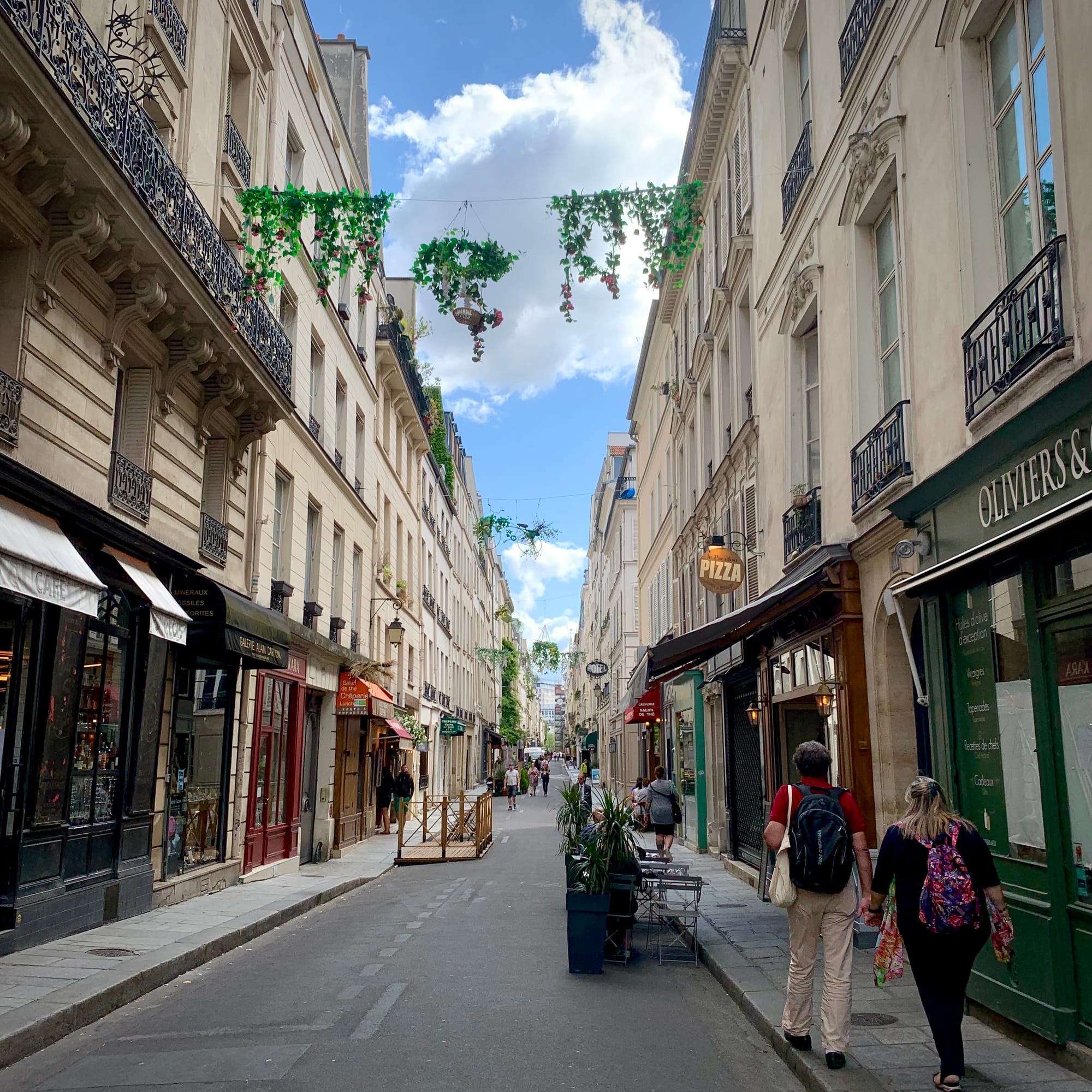 L'île Saint-Louis et sa rue Saint-Louis-en-l'île et ses commerces florissants.