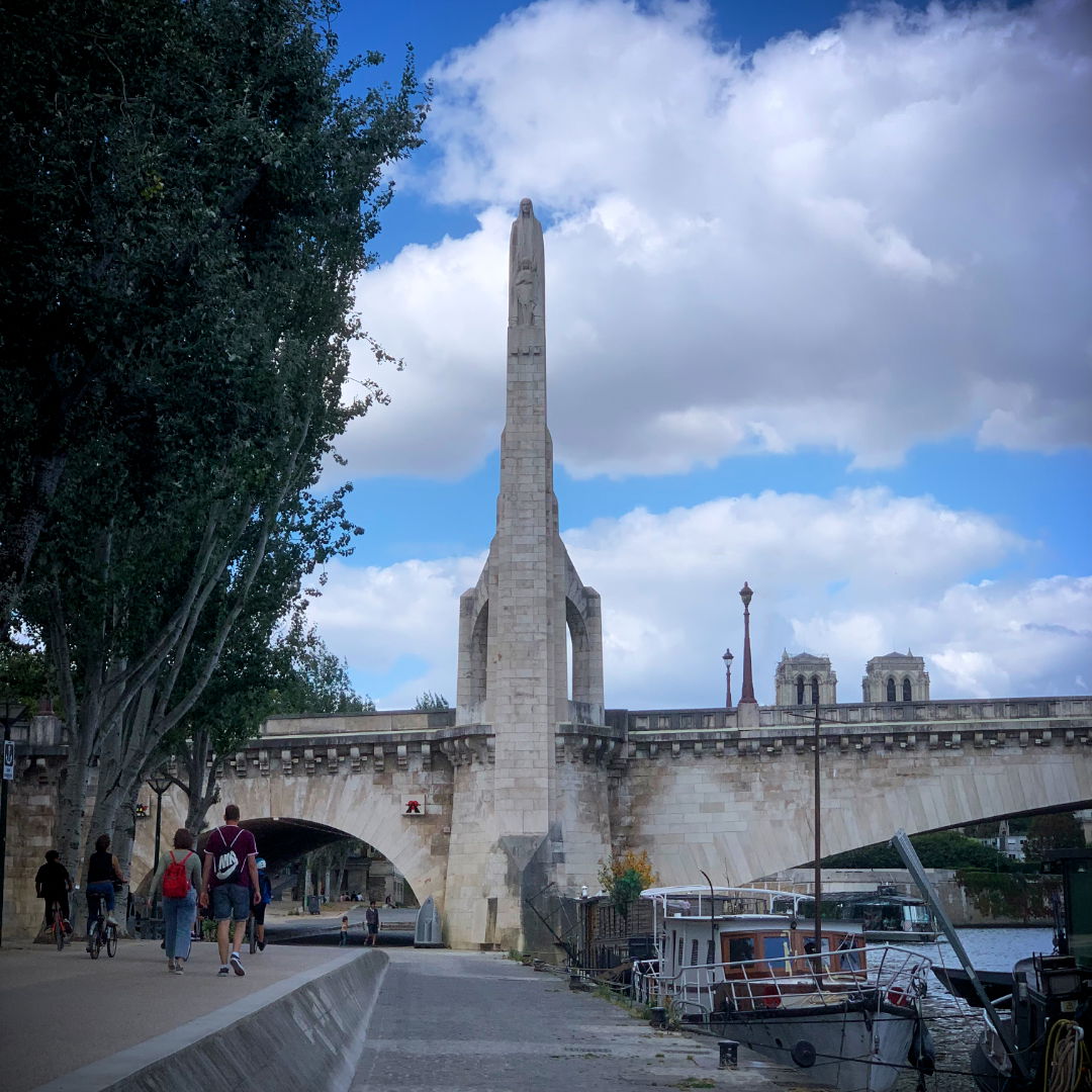 Le port de la Tournelle avec la vue sur le pont de la Tournelle, en arrière-plan les deux tours Notre-Dame.