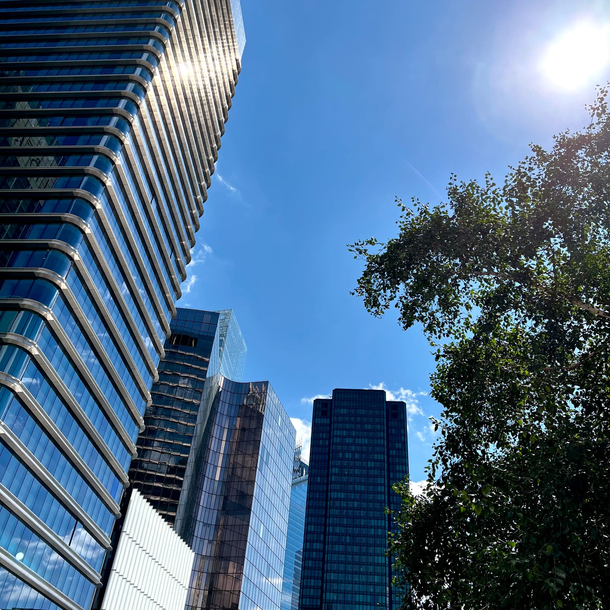 De droite à gauche, la tour Aurore, Manhattan et CB21 dans le ciel de La Défense