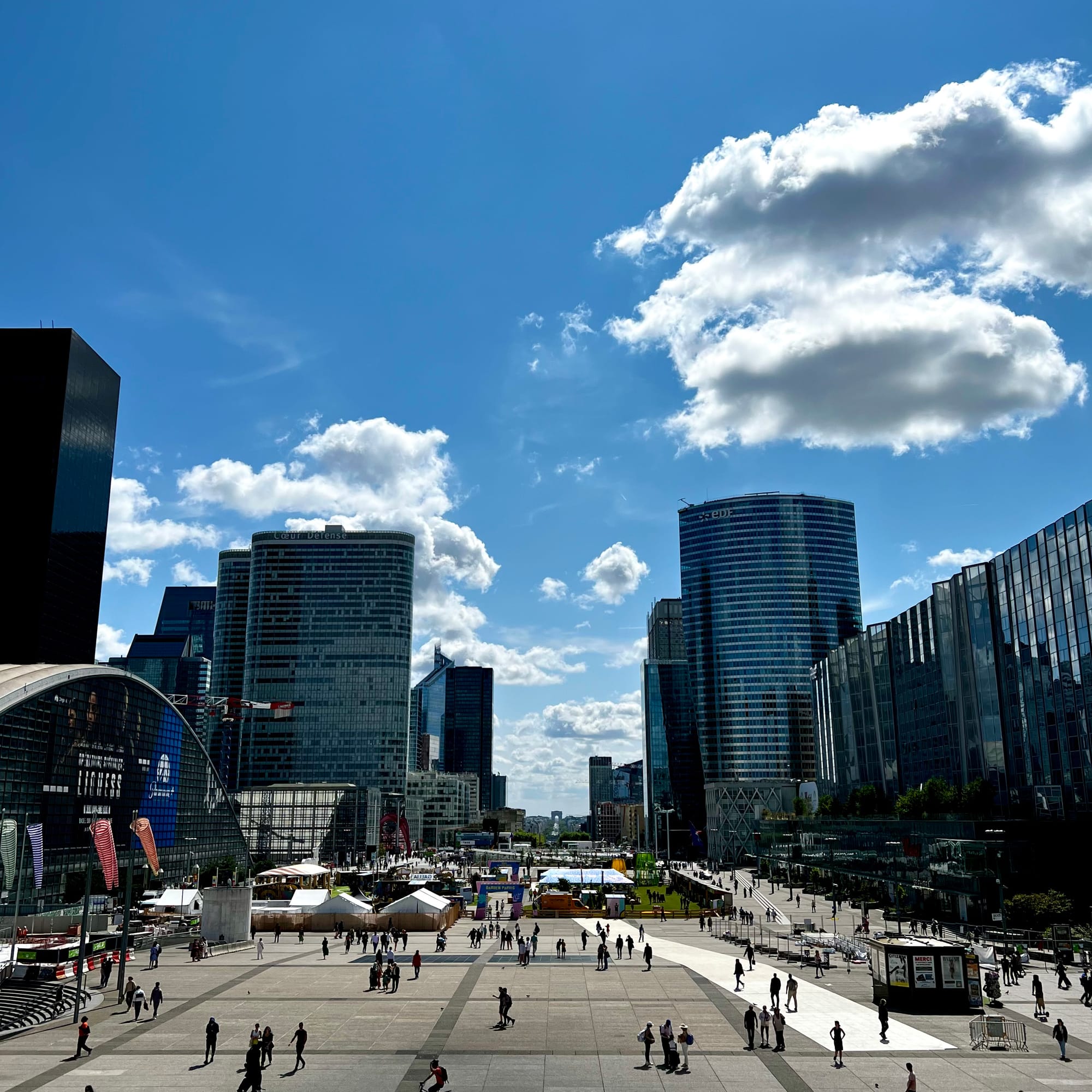 Esplanade de La Défense sur laquelle s'oppose la tour Cœur Défense à gauche, et la tour Légende à droite