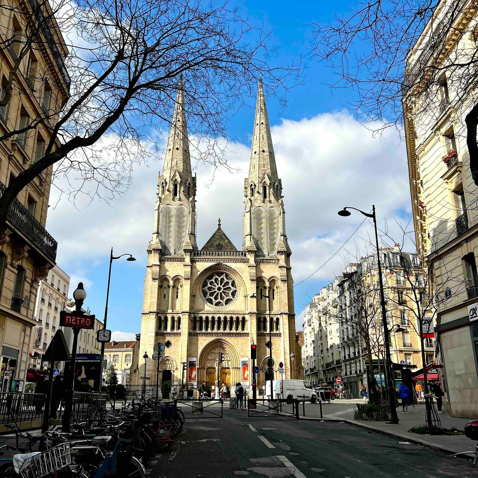 Église Saint-Jean-Baptiste de Belleville et sa place
