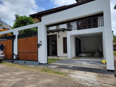 HOUSE FOR SALE AT PIPE ROAD - BATTARAMULLA