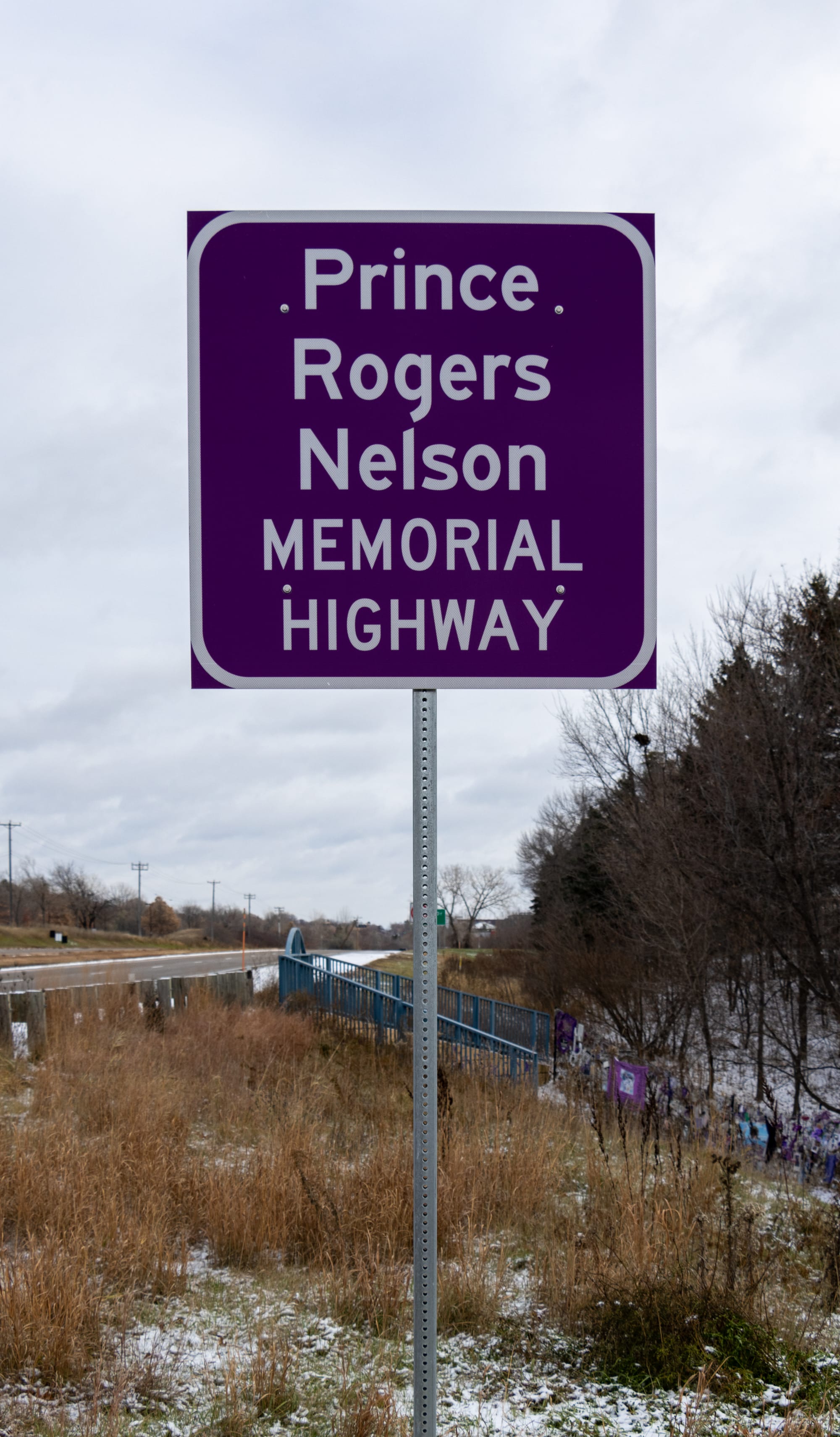 „Prince Rogers Nelson Memorial Highway“ - street sign outside Paisley Park