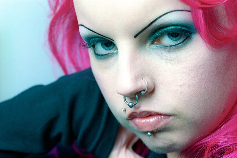 Szemöldök és arc-piercing