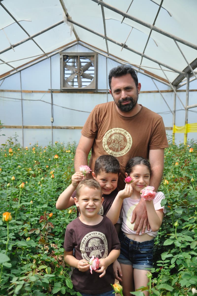 חנות פרחים זיו רוזס - משק זיו. קוטפים את הפרחים בשבילך!