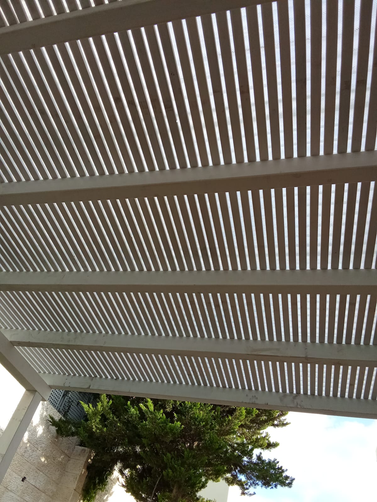 פרגולה עם הצללה צבע לבן