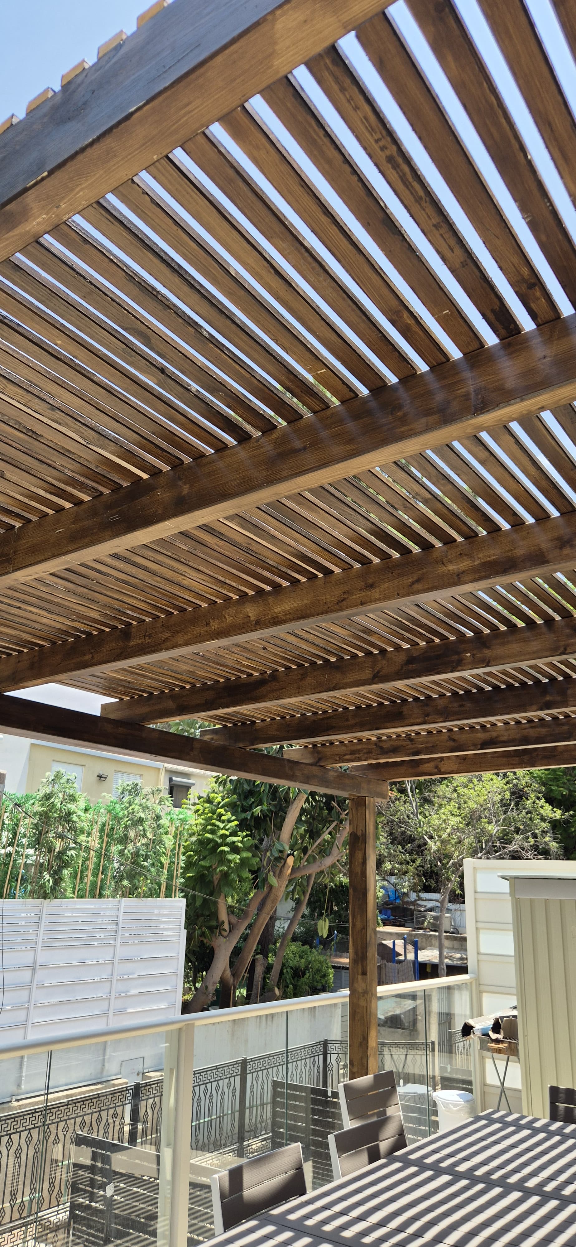 פרגול עץ בצבע אגוז