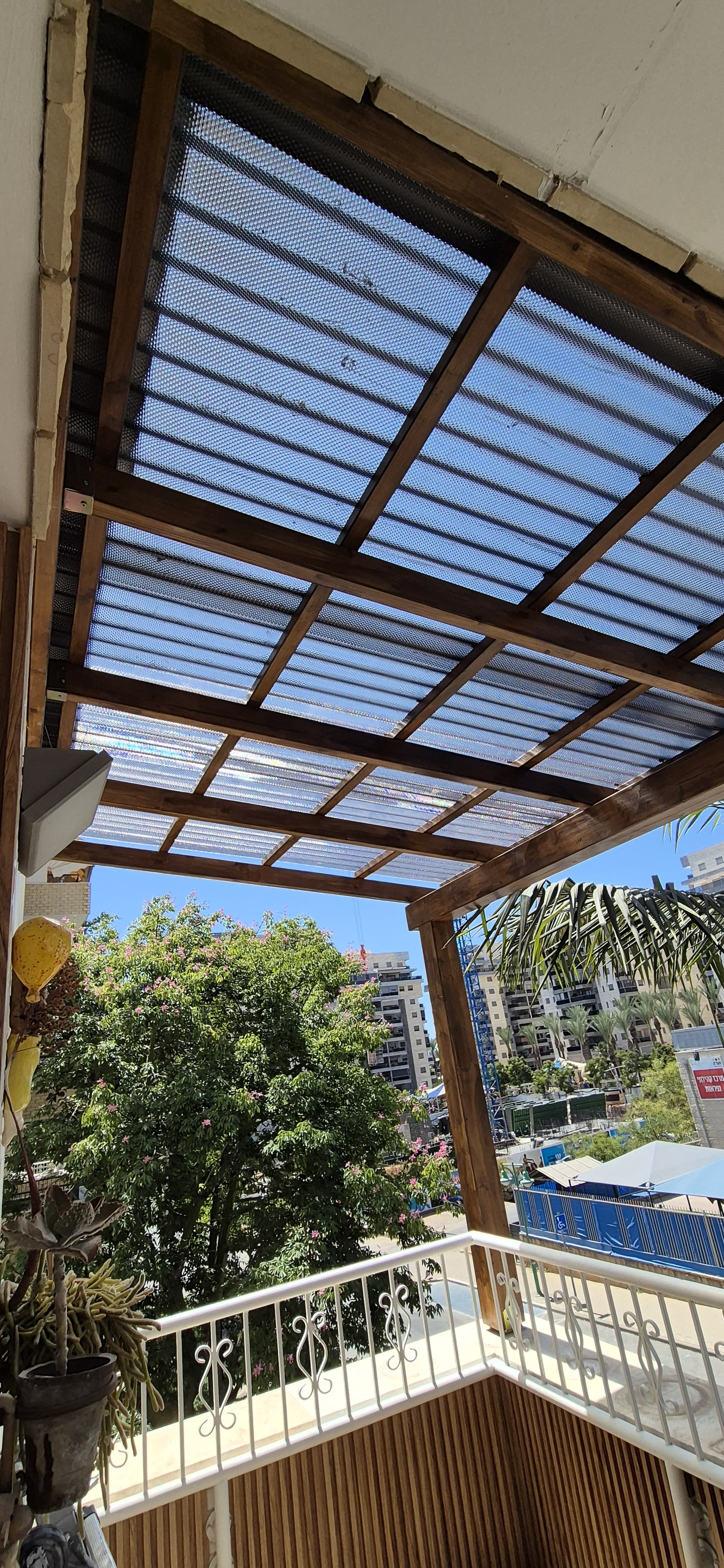 פרגולה עם קירוי סנטף