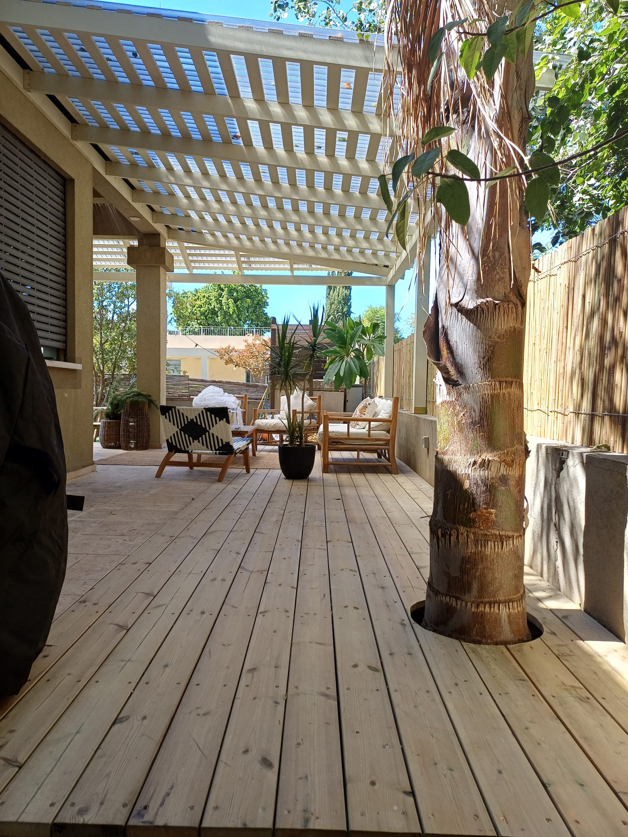 פרגולה עם בניית דק