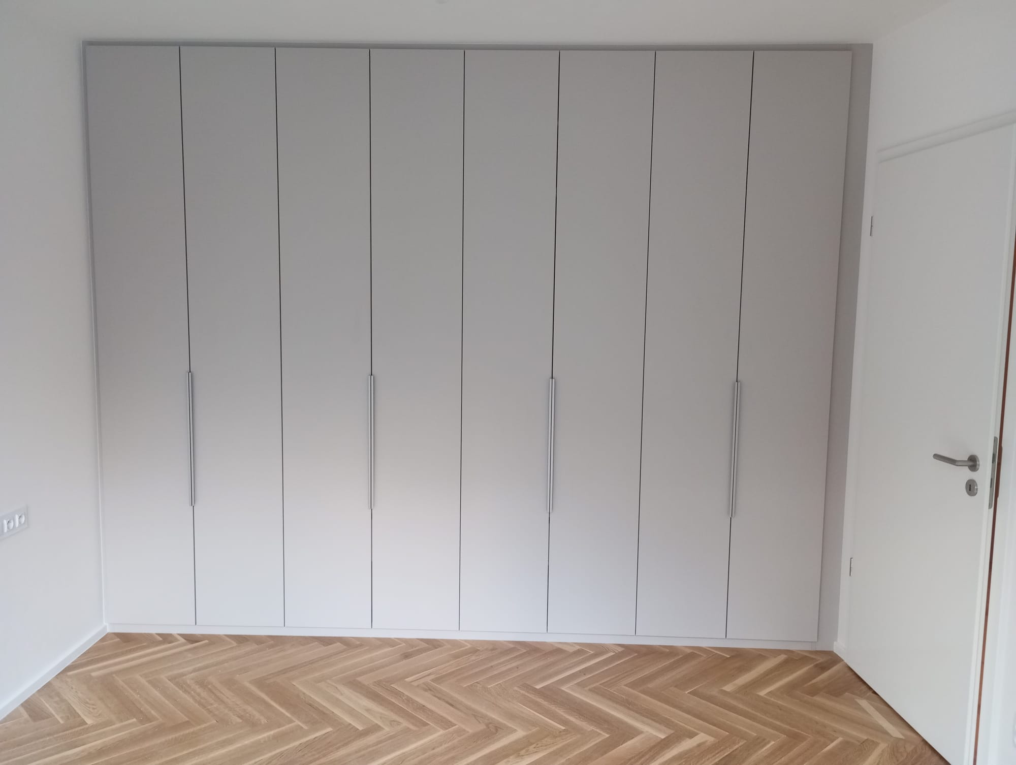 Nenápadná skříň