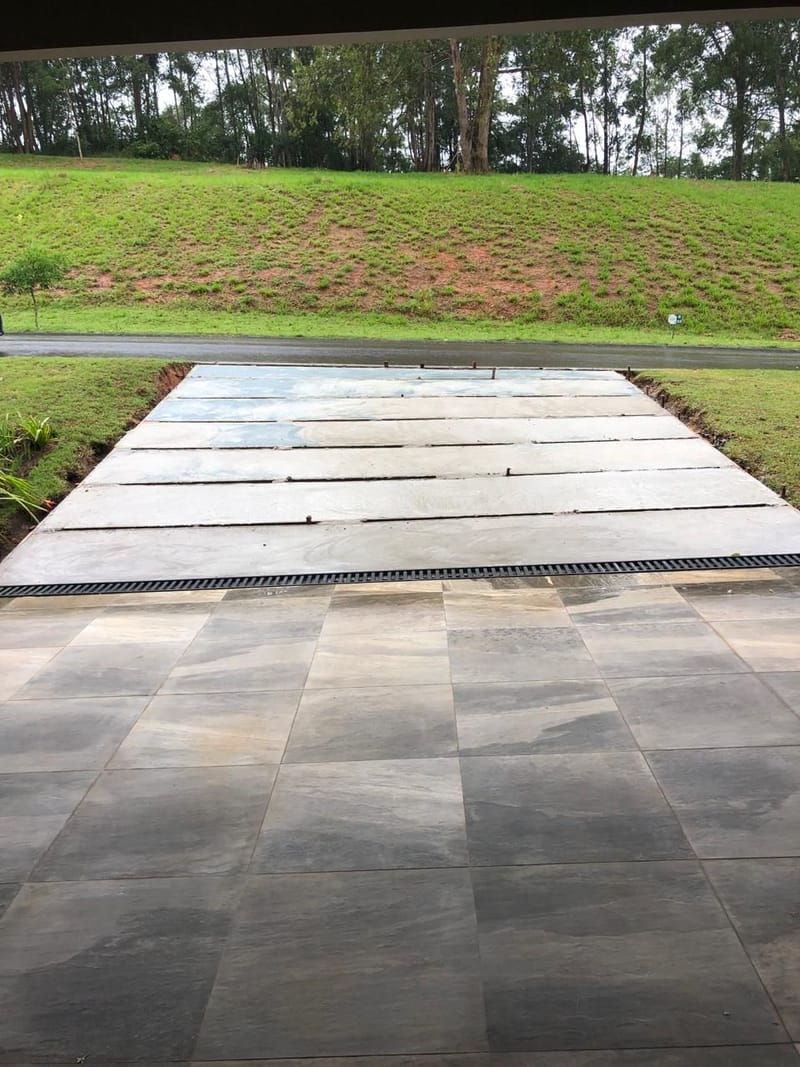 Execução de um espaço gourmet e rampa de garagem  no condomínio Recanto Santa Bárbara - Jambeiro/SP