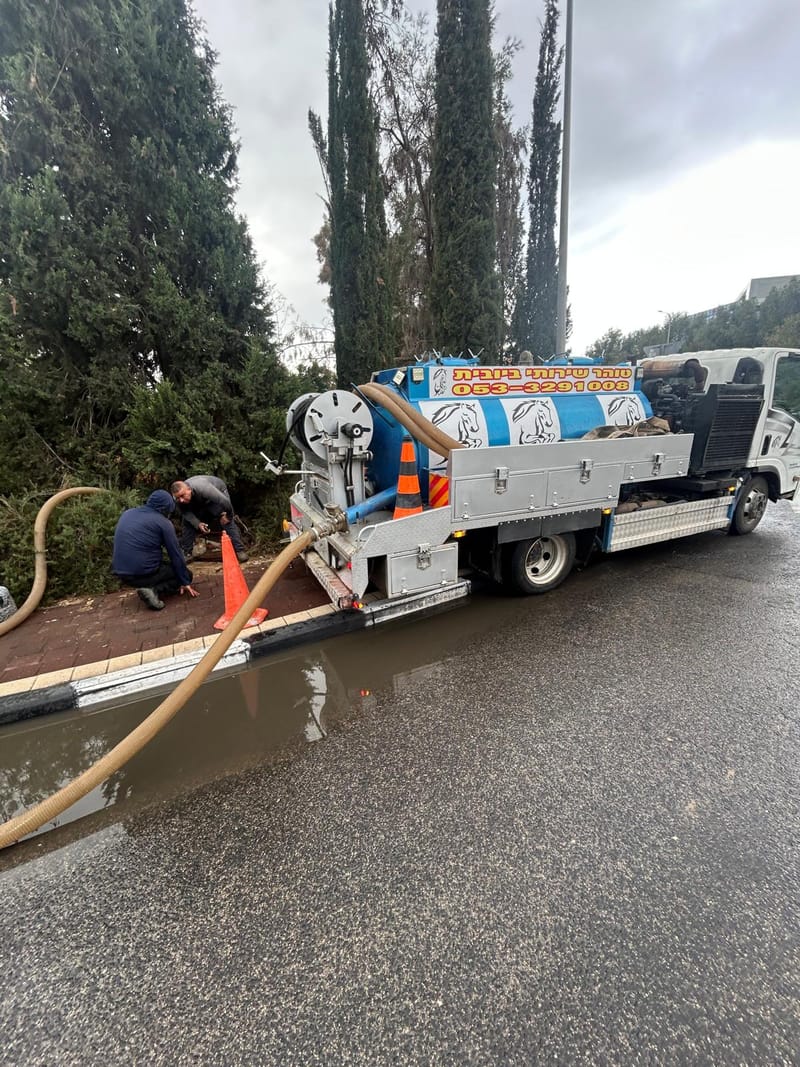 שאיבת ביוב , ופסולת נוזלית.